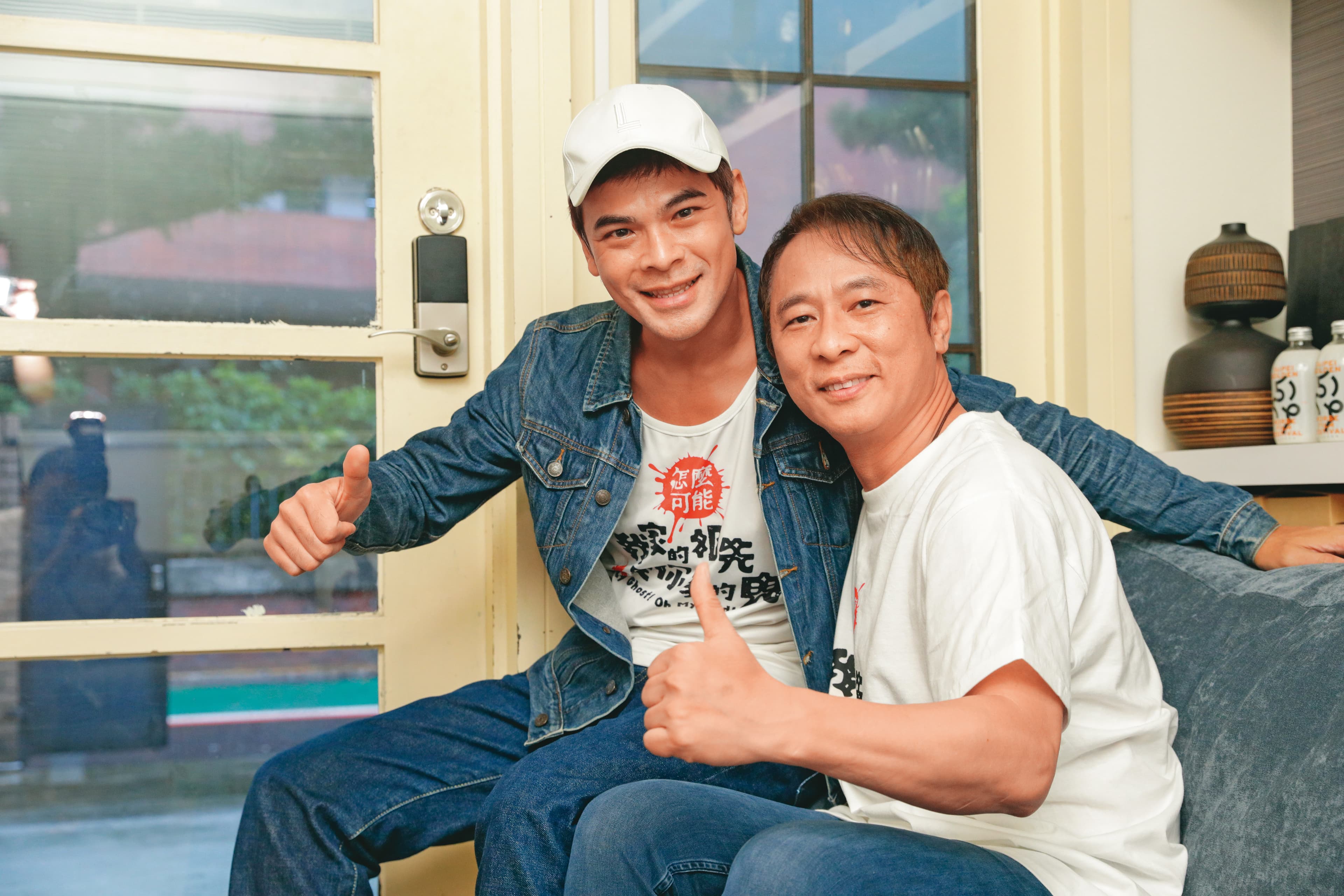 身兼編、導、演3職的蘇達（左）在監製梁宏志（右）力挺下，完成首部電影《怎麼可能我家的祖先是你家的鬼》。