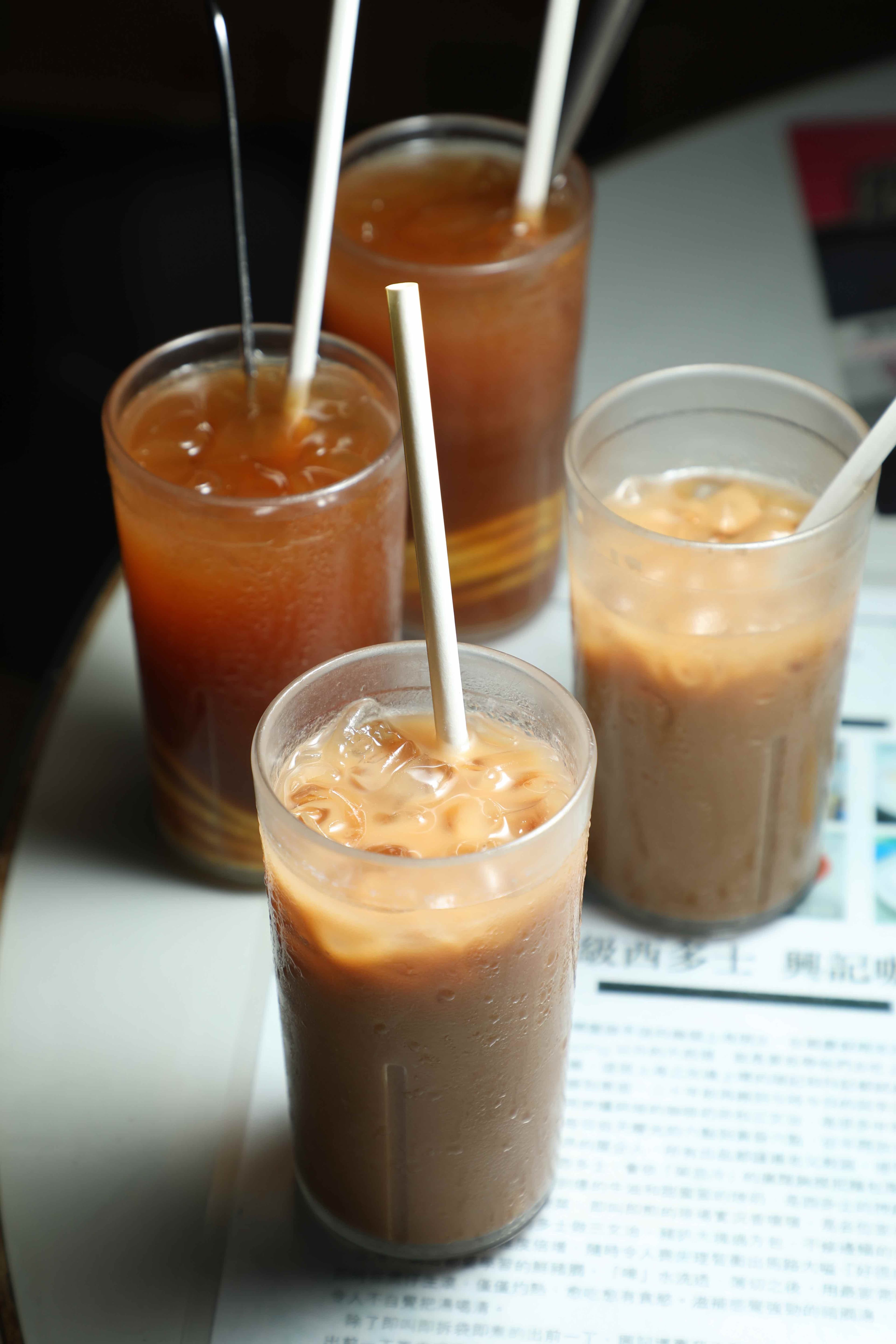 「凍奶茶」（前）與「凍檸檬茶」（後）沿用家傳茶膽配方，茶味濃郁不苦澀。（皆港幣20元／杯，約NT$82）