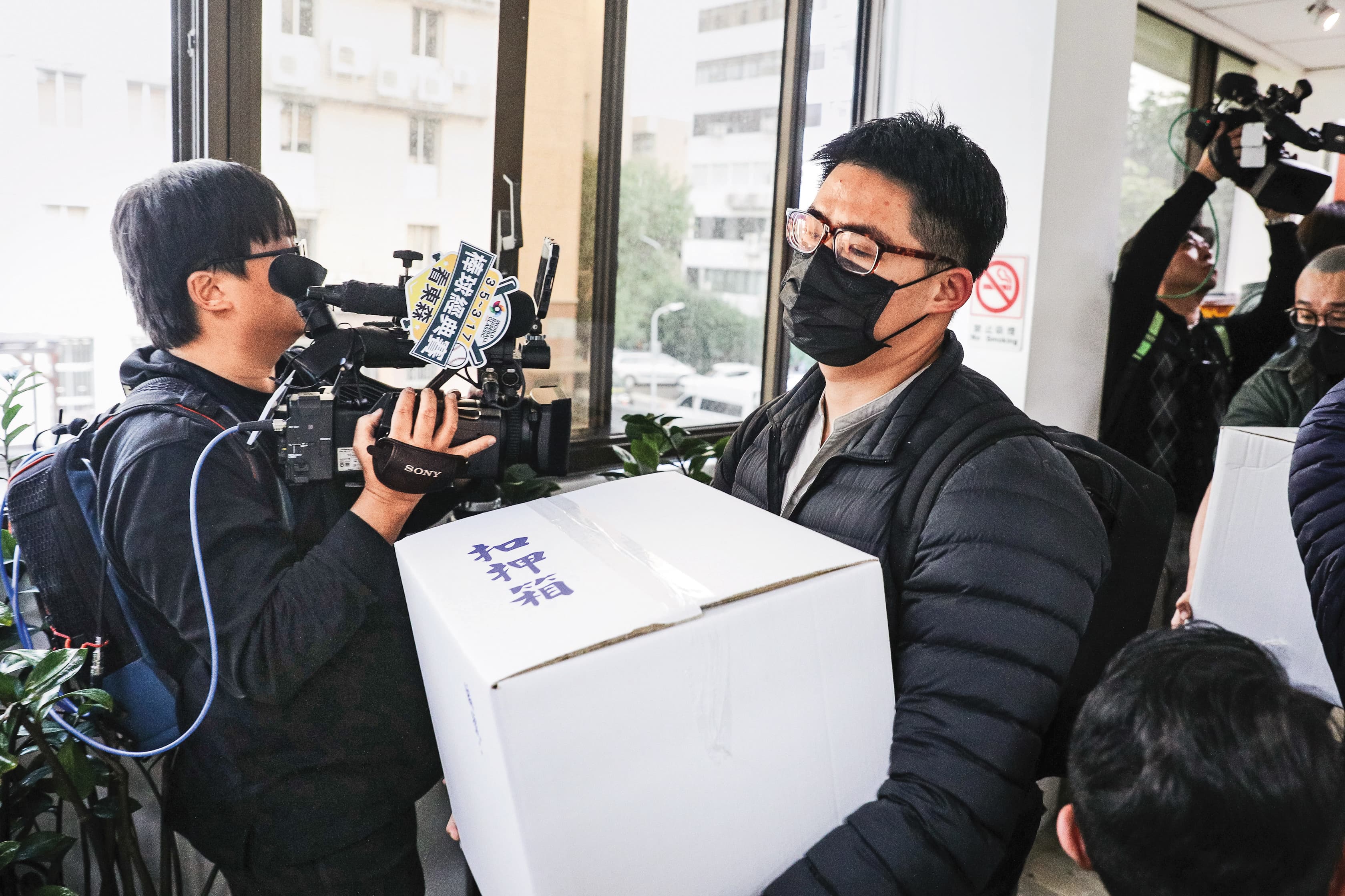 檢調今年初搜索高金素梅辦公室，懷疑她與張俊傑聯手，利用人頭詐領助理費近800萬元。（鏡報鄒保祥）