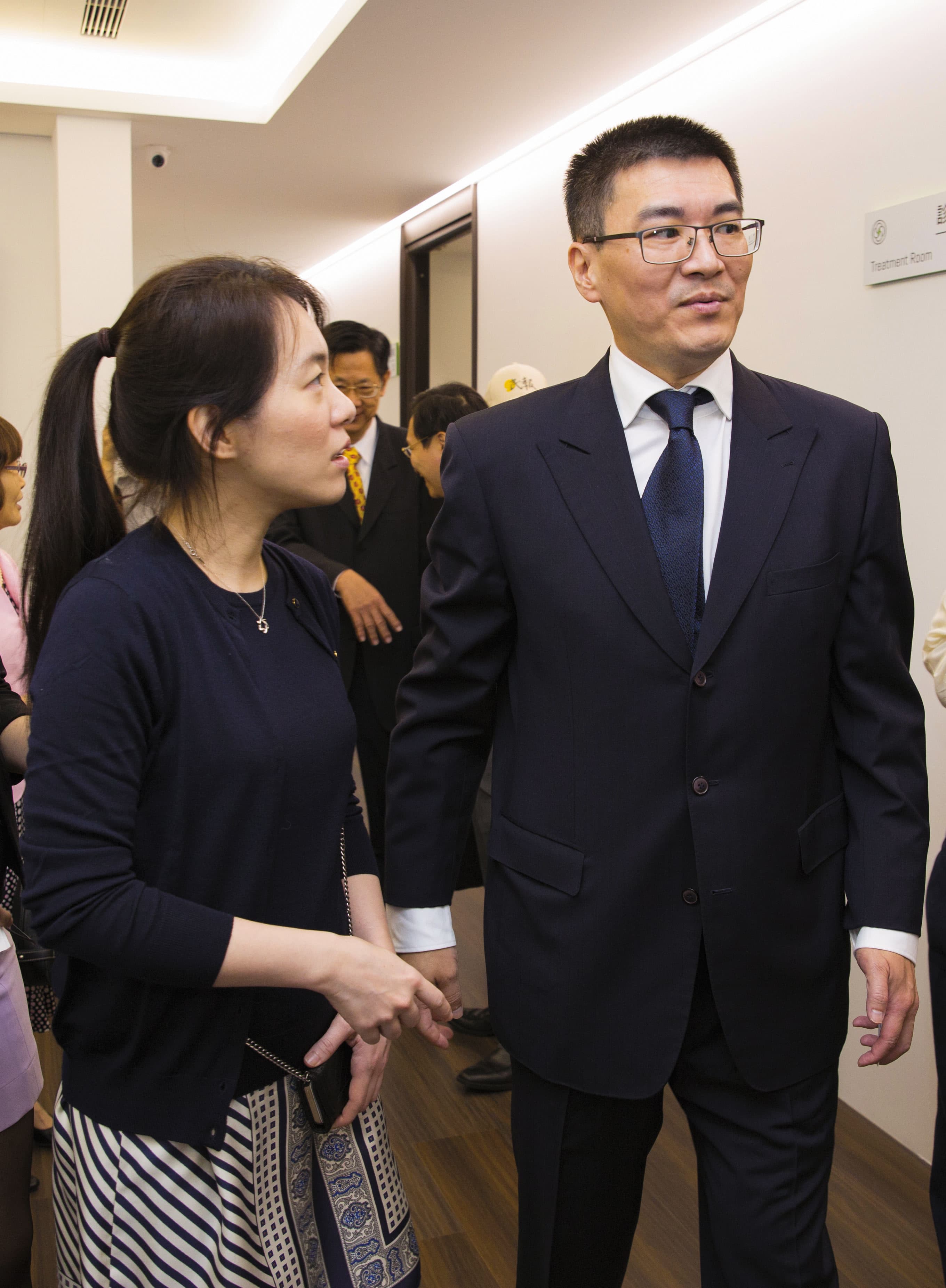 陳幸妤診所十年前開幕時喜氣洋洋,畫面中與趙建銘似乎貌合神離,陳幸妤夾在扁家和趙建銘中間,隱忍至去年六月才離婚。