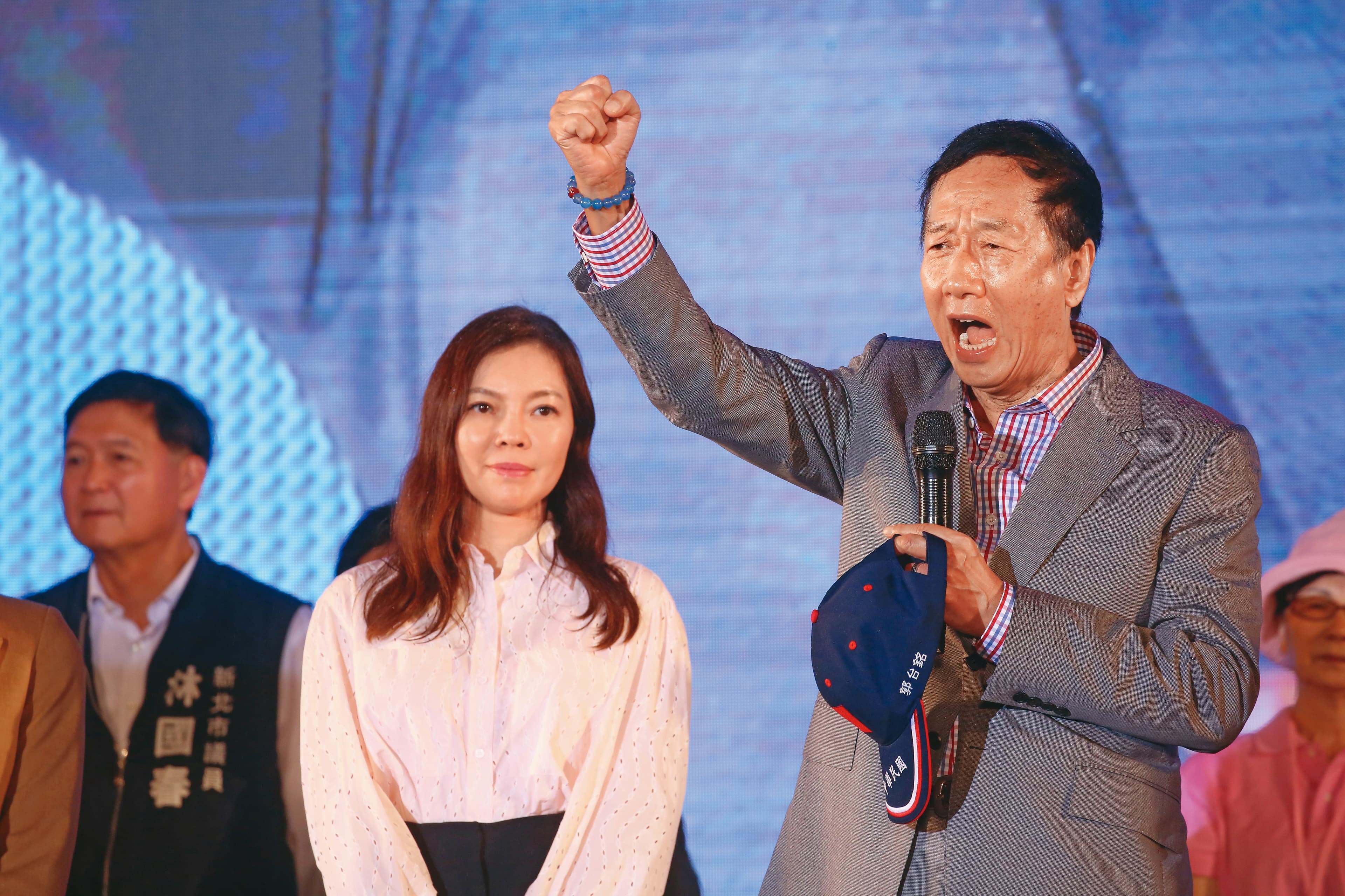 	2023年郭台銘（右）爭取國民黨徵召，在新北造勢活動高舉拳頭發言，曾馨瑩（左）以夫人身分陪同站台。