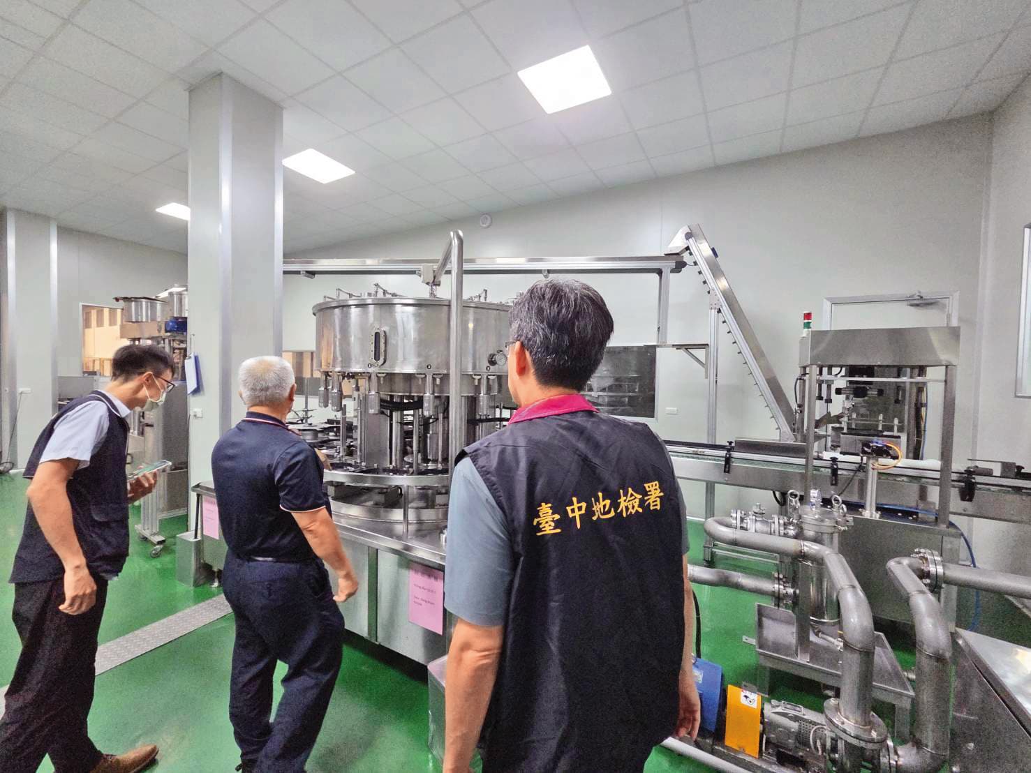 台中地檢署火速至中聯油脂等廠房蒐證，了解究竟是哪個環節出包。（中檢提供）