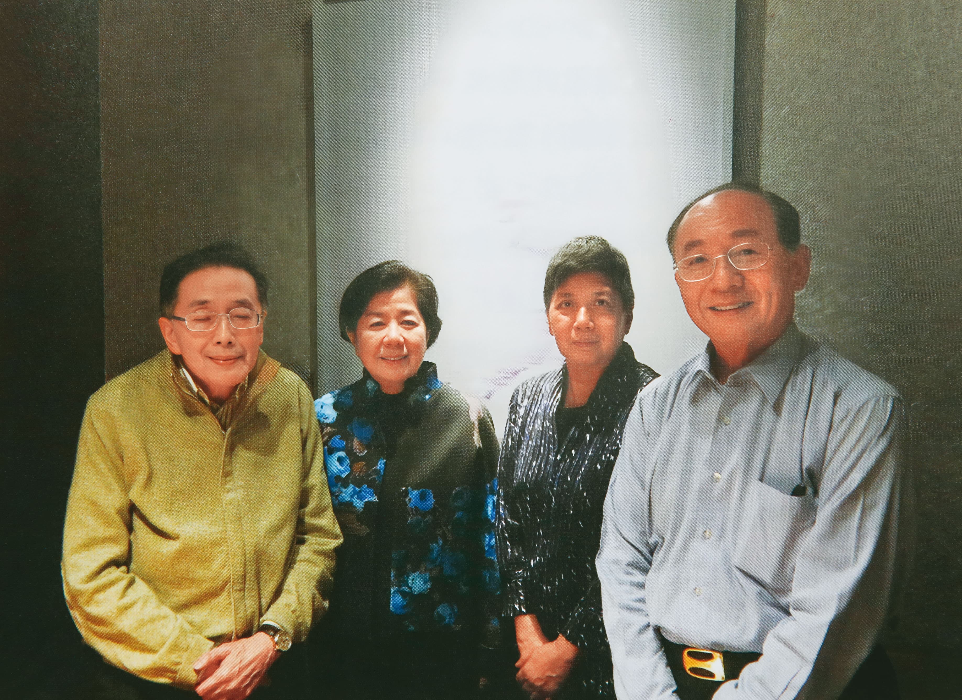 精誠創辦人黃宗仁(左一)年事已高,2位愛女亦無意接棒。(翻攝《那些年我和我的朋友們》)