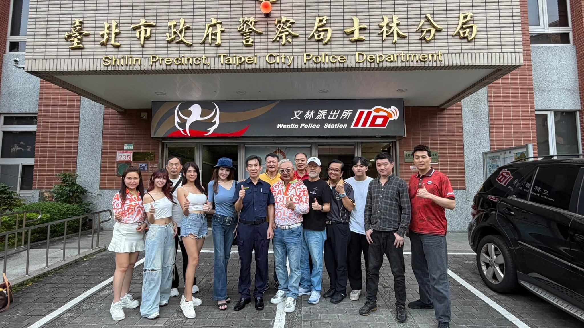 秦楊（左7）率領影集主要演員赴士林分局響應並宣導「反毒品、反毒駕」的重要治安理念。（士林分局臉書）