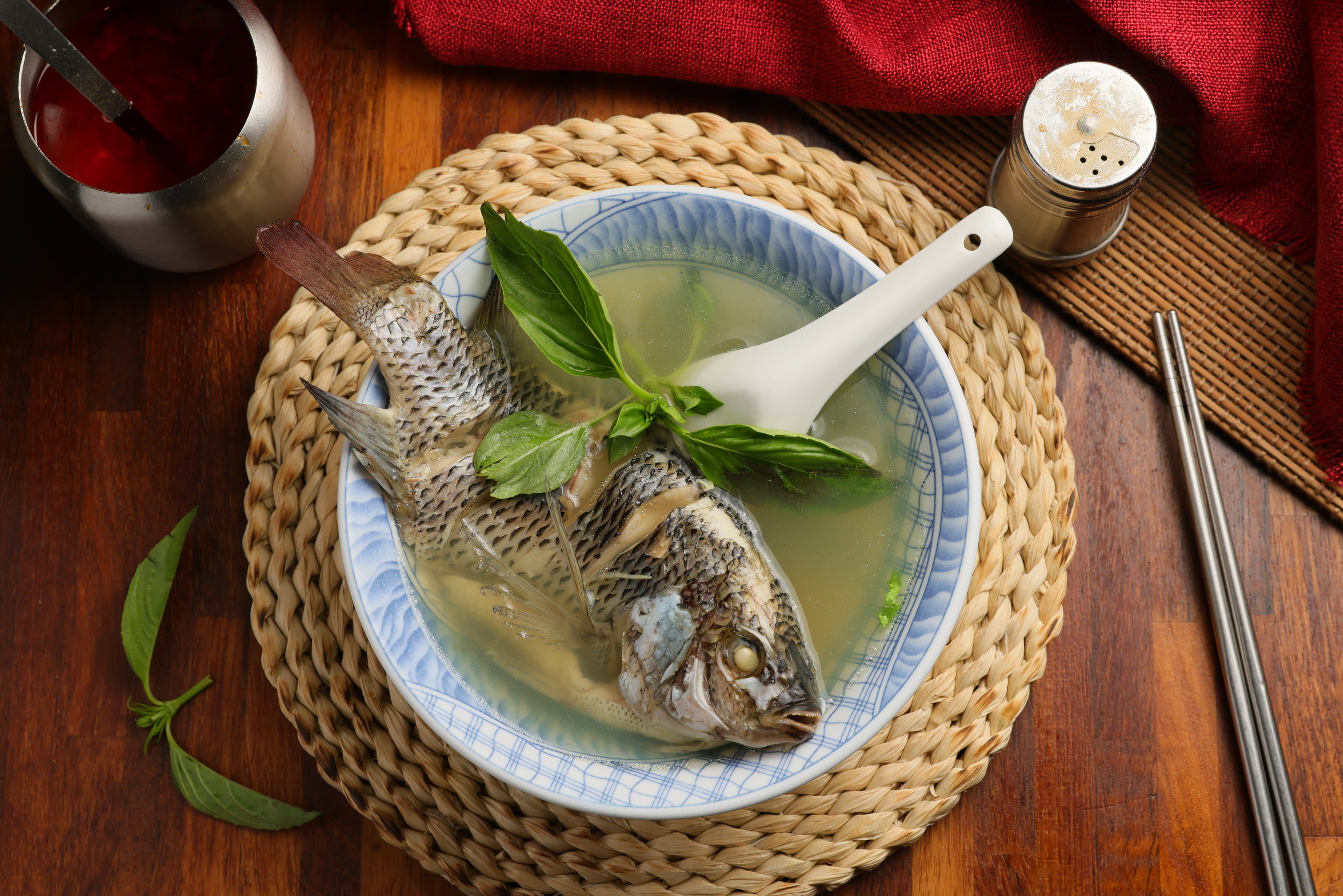 「以馬內利鮮魚湯」以清爽鮮甜的魚湯,為一天注入滿滿元氣。(攝影/彭仁義)