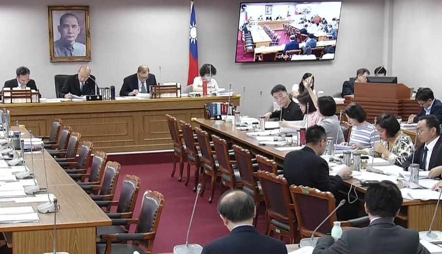 翁曉玲數度打斷發言，堅持要說明，韓國瑜解釋到最後忍不住動怒了。（翻攝自國會頻道）