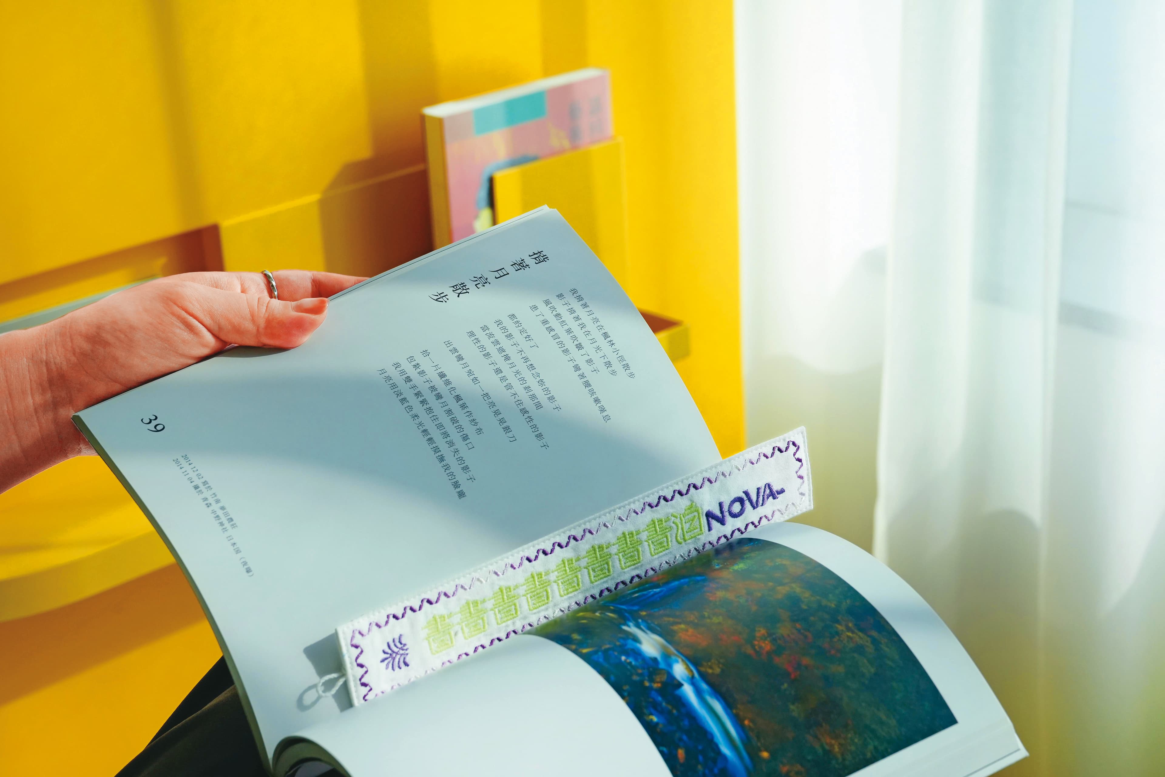 南港老爺行旅將退役布巾再製成書籤,成為環保又具質感的住宿紀念品。(圖/南港老爺行旅)