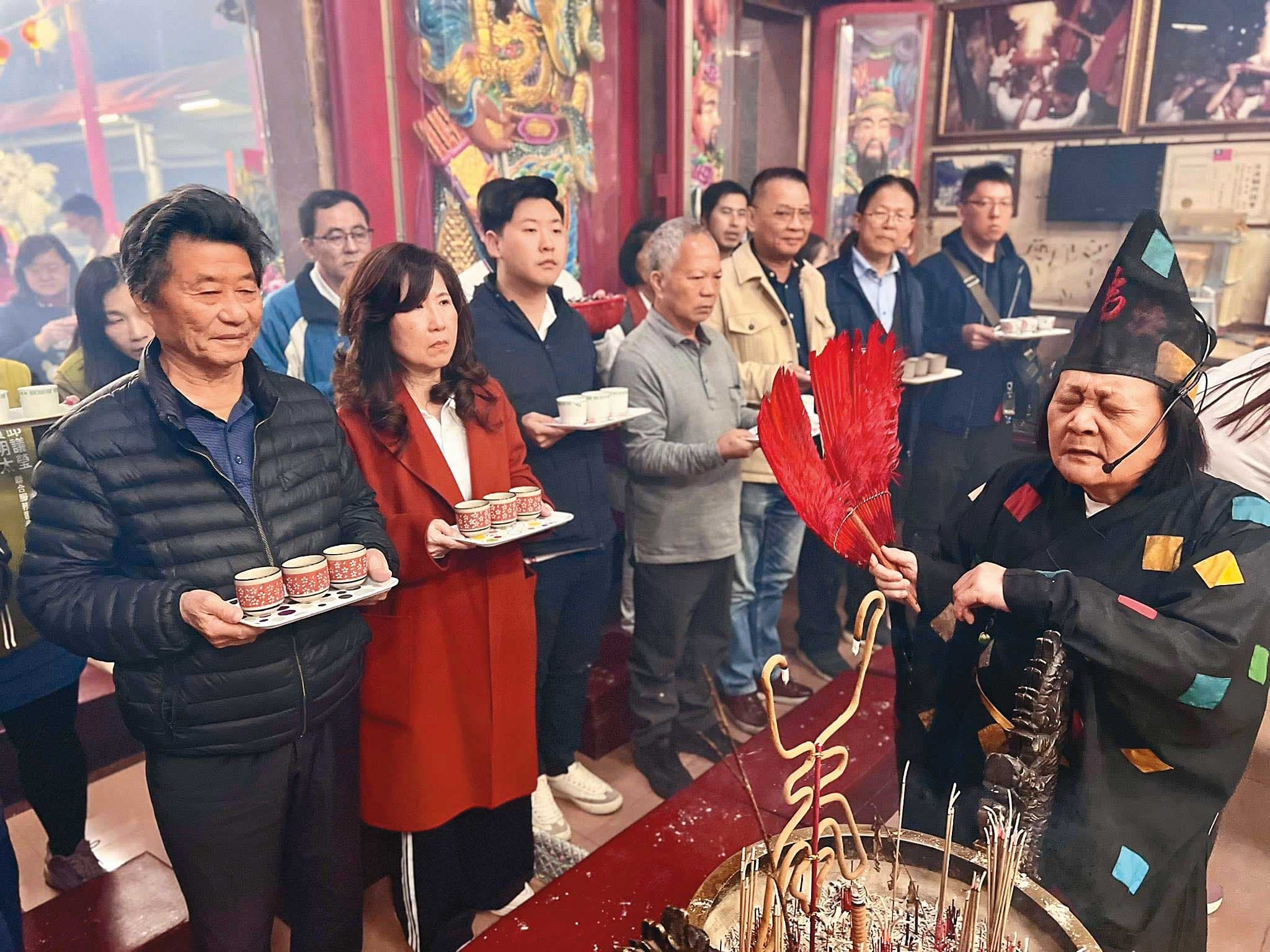 川湖創辦人林聰吉相當虔誠，曾在事業面臨轉變關頭時到廟裡問事。（翻攝高雄路竹慧賢宮臉書）