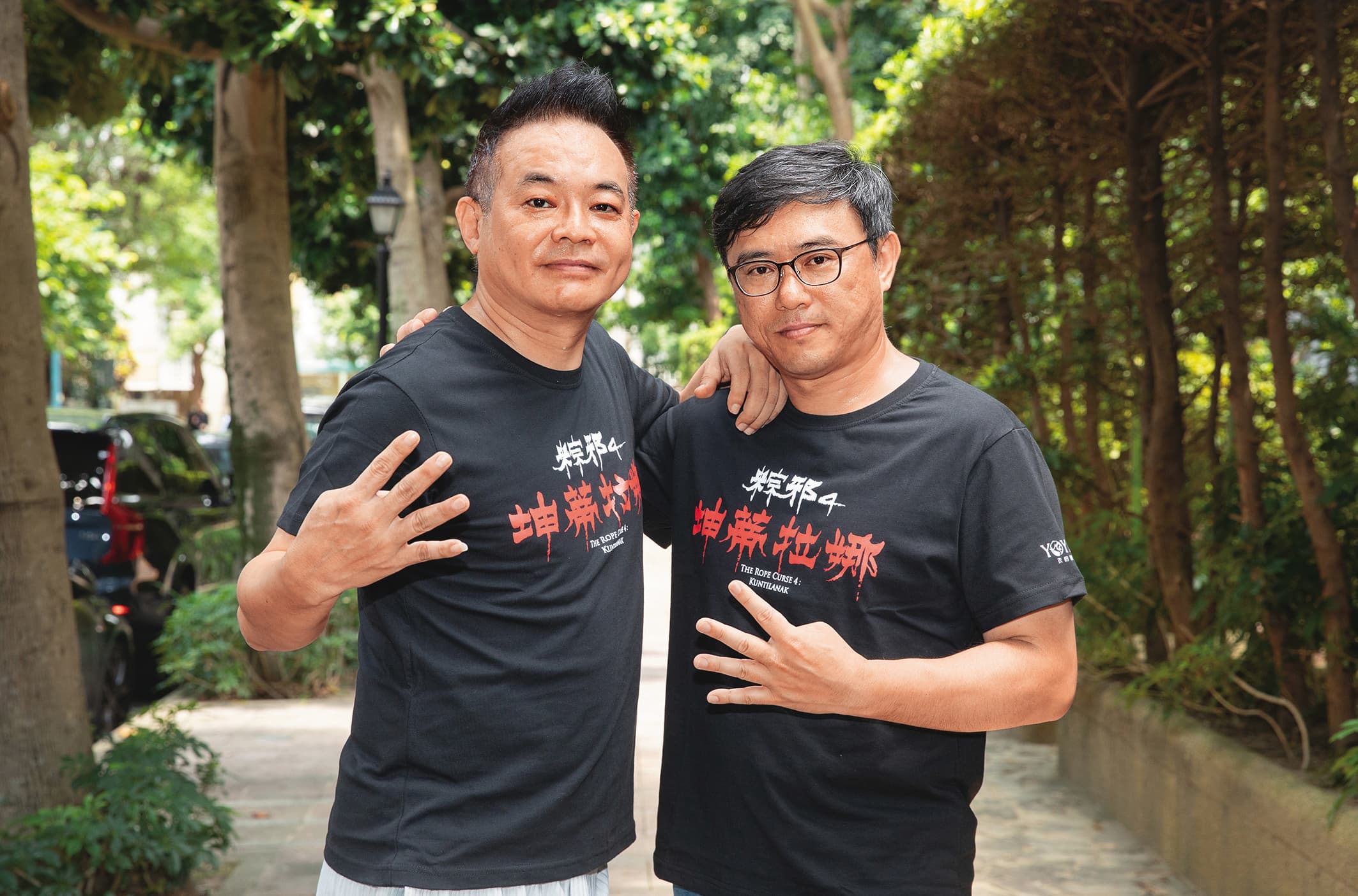 監製鄒介中(左)與導演廖士涵(右)一路合作《粽邪》系列,第四集更共同面對在異國拍片的種種挑戰。