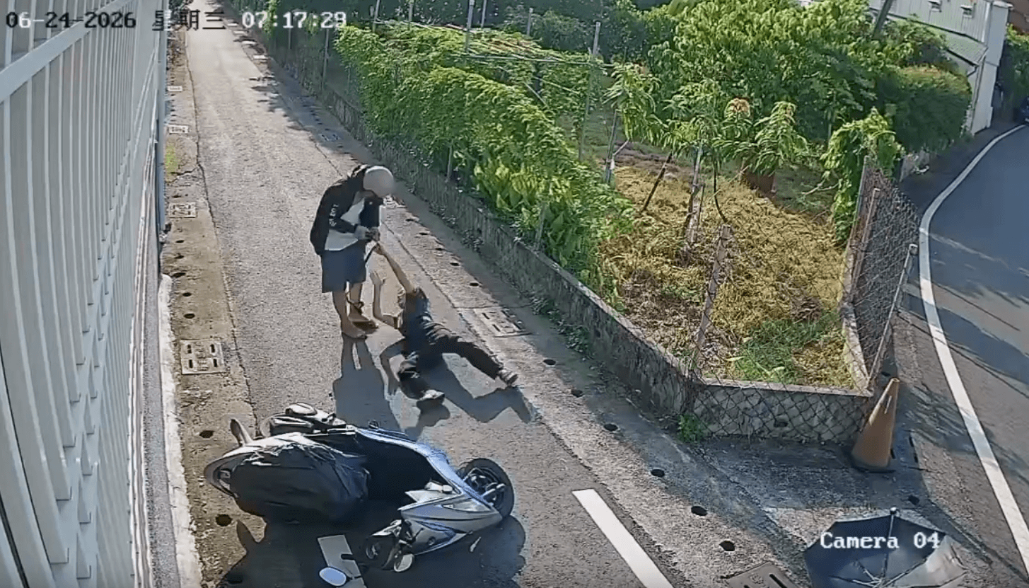 屏東潮州發生飛車搶案，44歲男子試圖搶走78歲婦人的包包，兩人一陣扭打。（翻攝畫面）