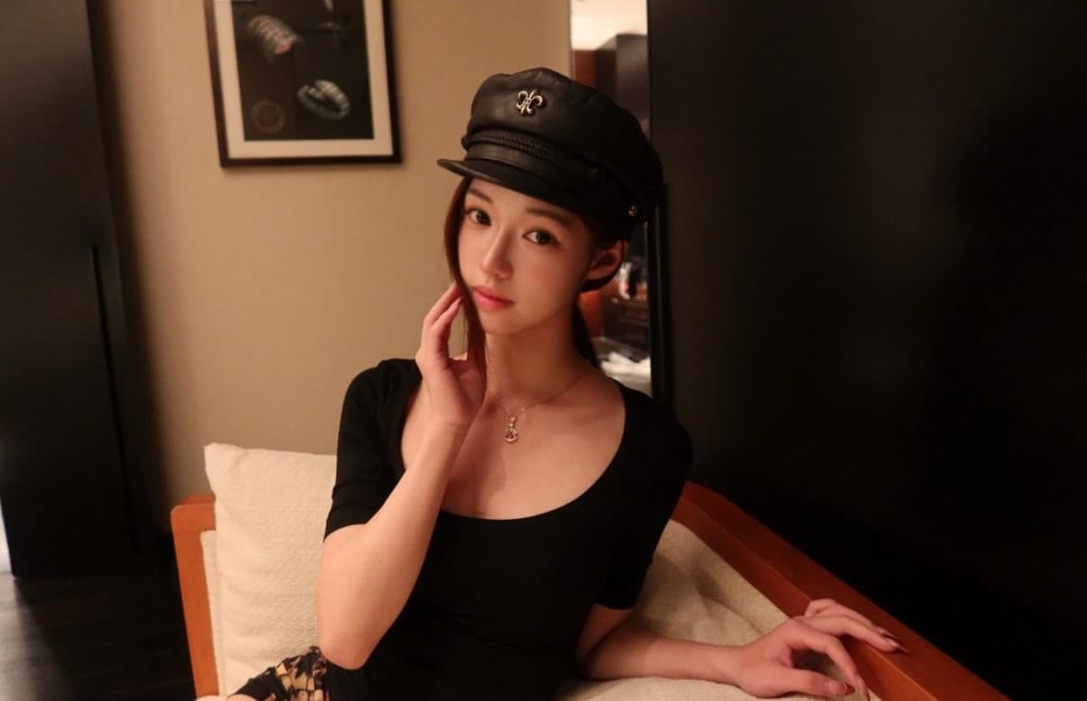 Michelle坐在沙發上拍照,頭戴Chrome Hearts船長帽。(翻攝Michelle IG)