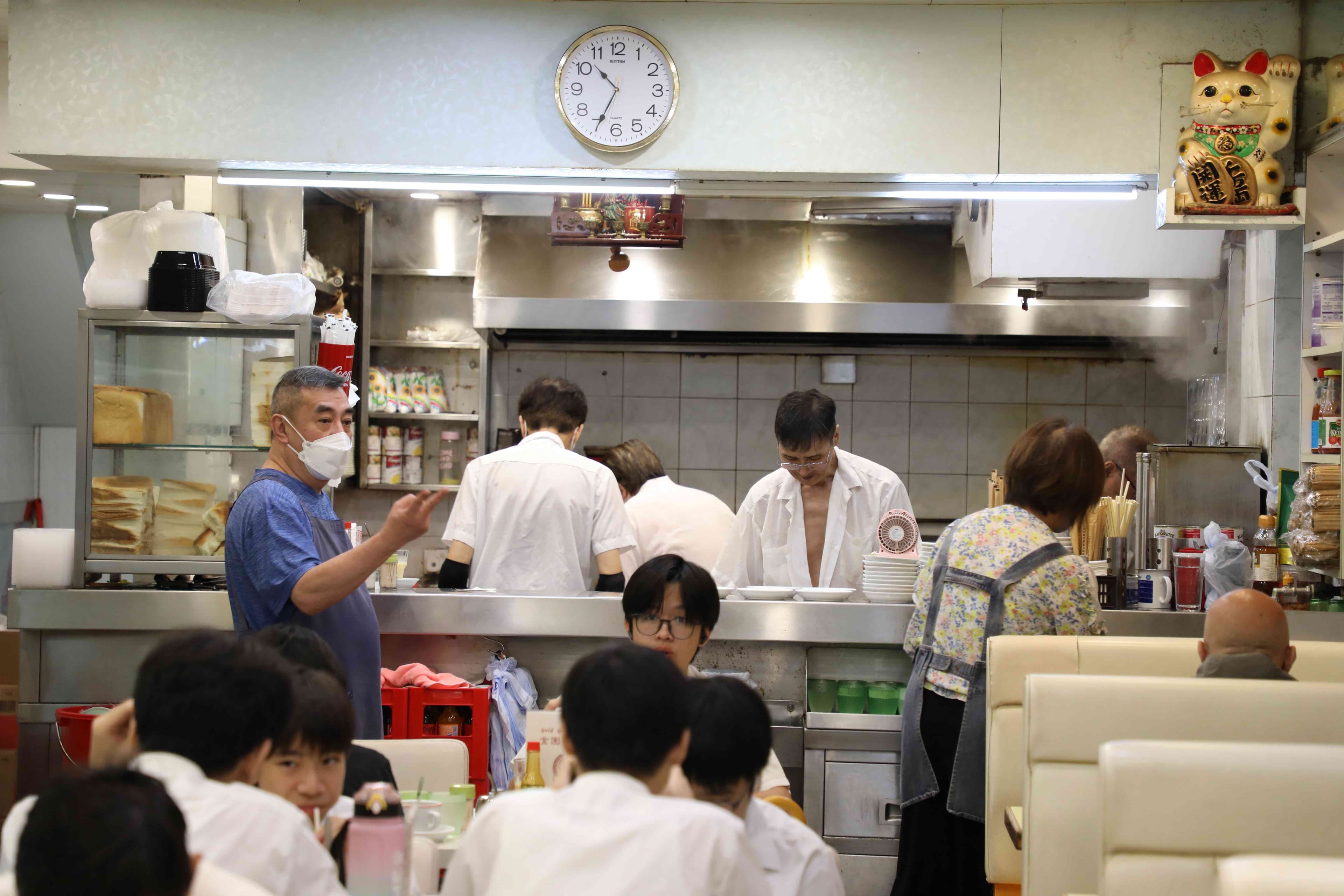 金園由原本的熟客接下經營，留下老師傅與員工延續傳統味道。