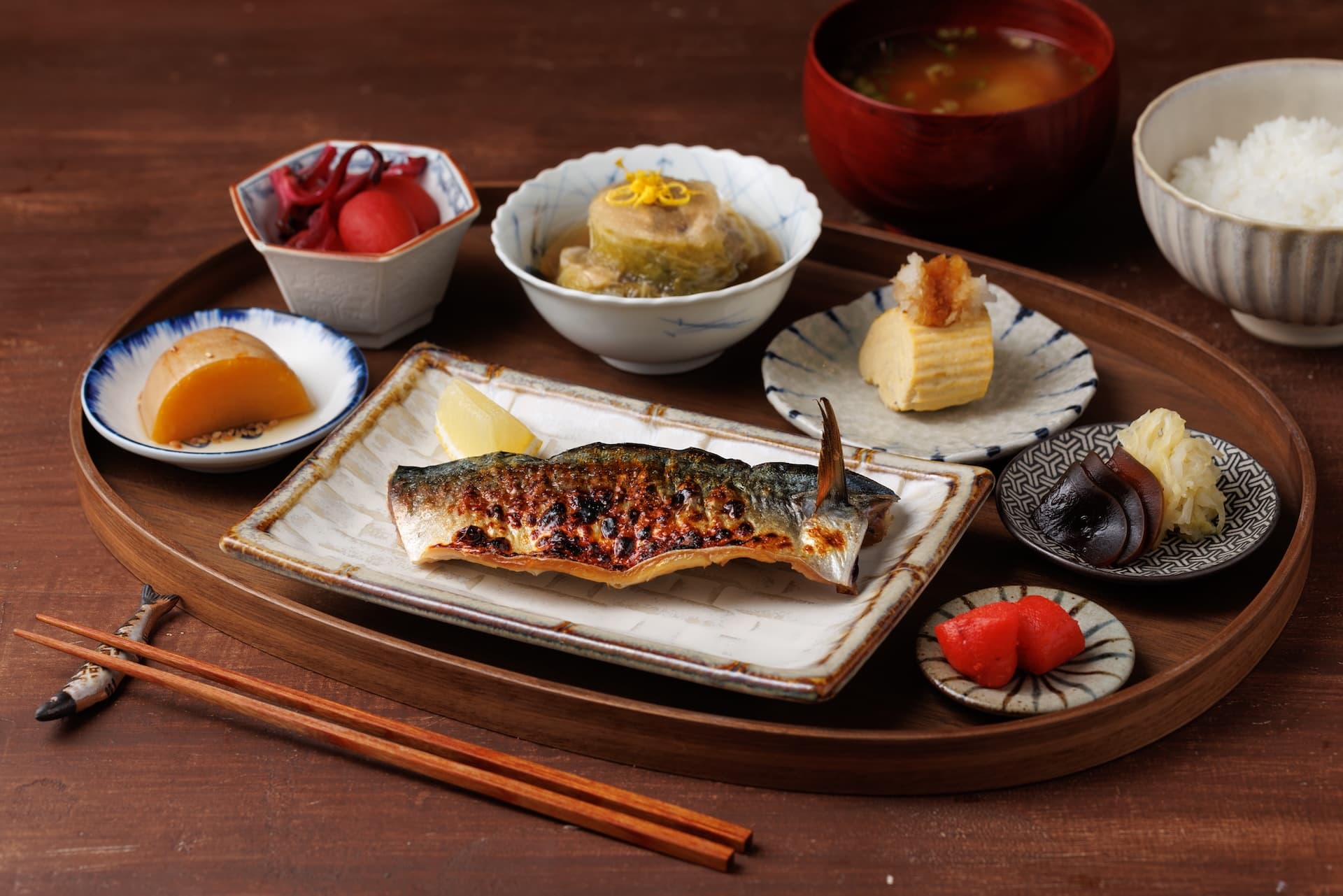 「朝炭」提供烤魚、白飯及醃漬物等日式朝食,讓人彷彿置身日本的晨間場景。(圖/豊漁餐飲集團)