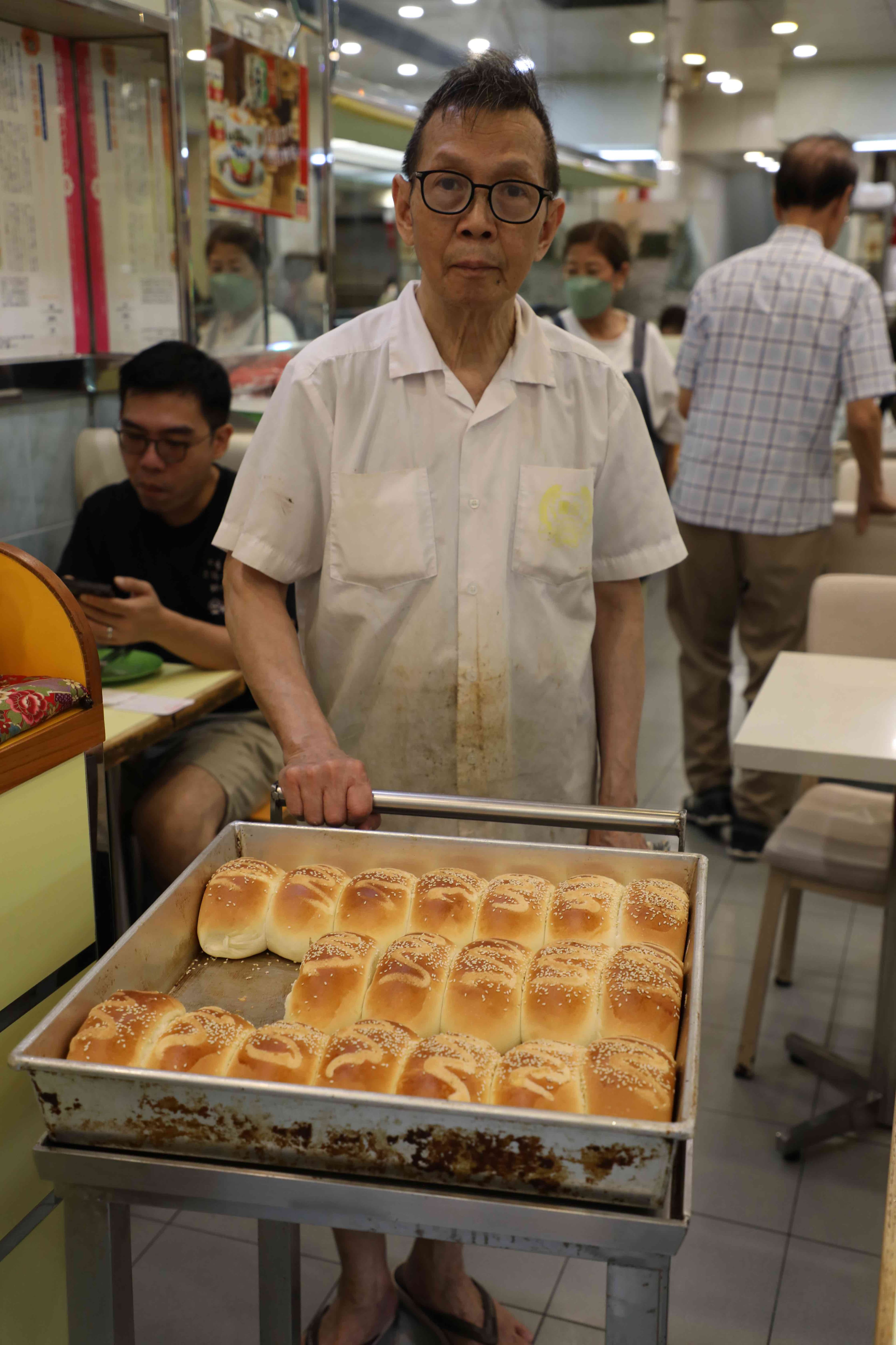 柯師傅推著剛出爐的糕點從廚房送到門口的糕餅櫃，一路飄著誘人香氣。
