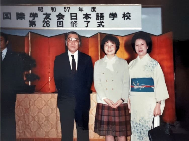 曾婷婷(中)18歲就到日本讀書,母親(右)特地赴日參加她在語文學校的畢業典禮。(曾婷婷提供)