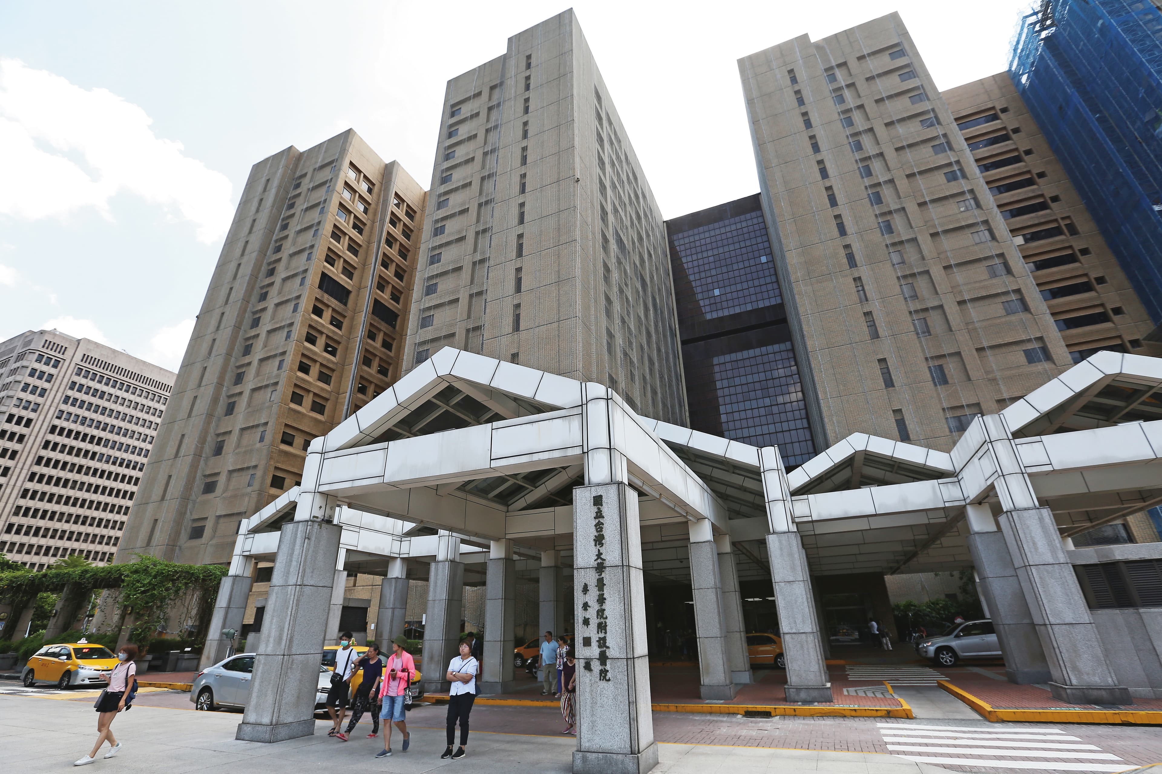 吳明賢轉送台大醫院搶救，醫院證實病況逐漸好轉，正在復原中。 