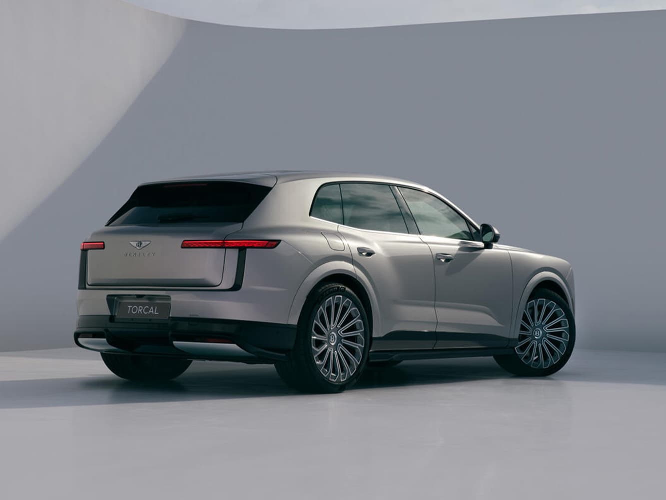 雖然車身線條和 Porsche Cayenne Electric 頗為類似，但原廠還是刻意營造「休息中的猛獸」姿態。