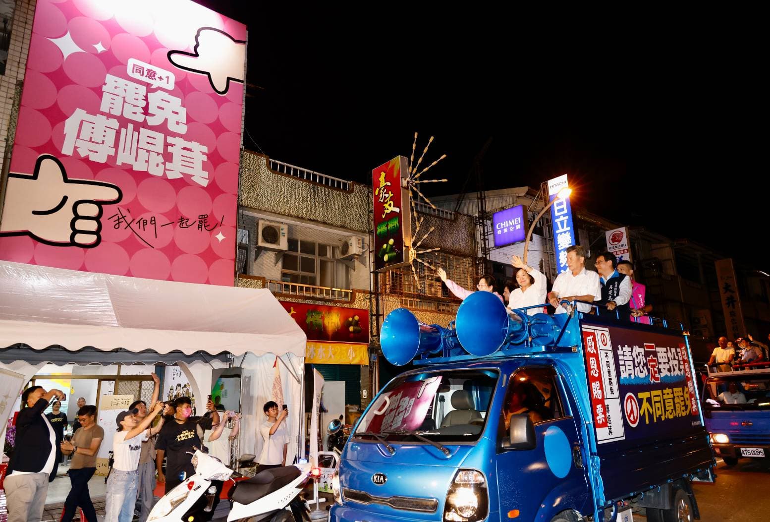 國民黨立委傅崐萁挺過罷免後上街謝票。
