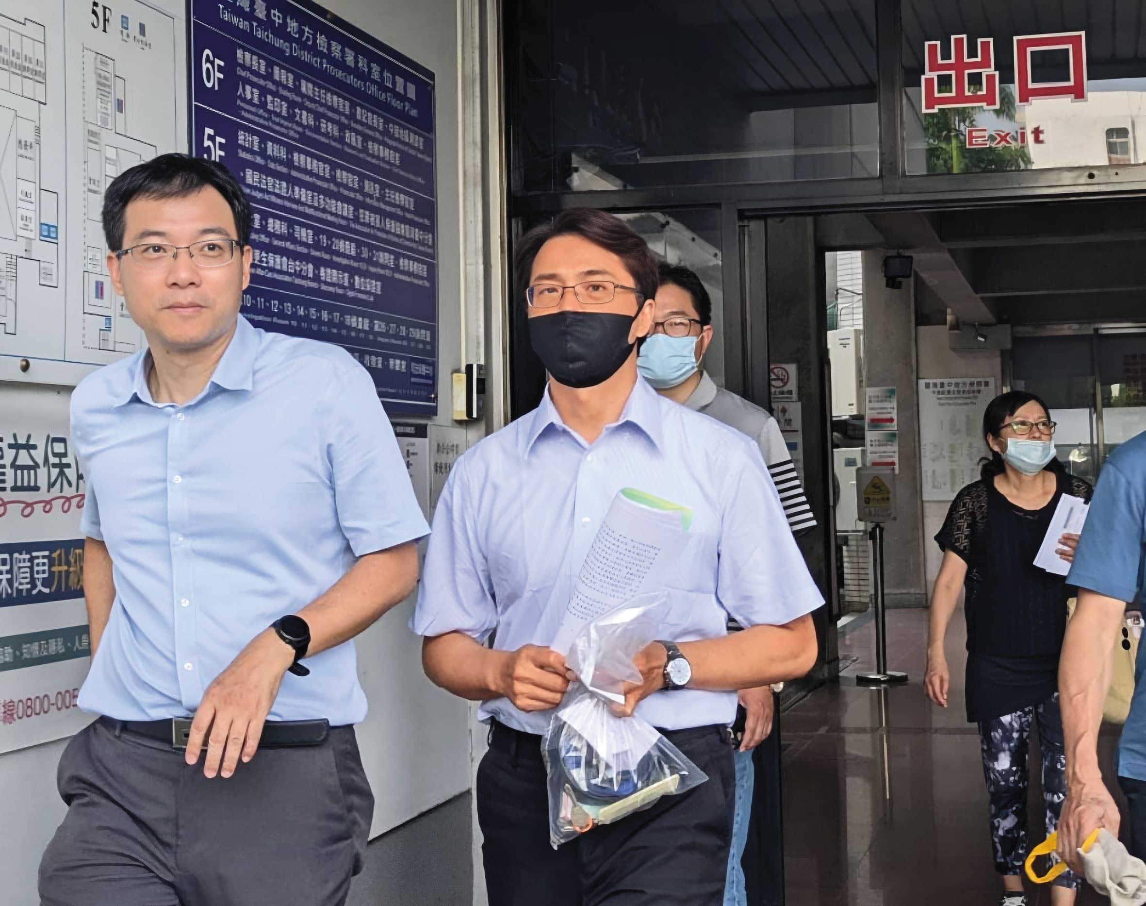 中聯煉油廠長陳明榮（戴口罩者）具保200萬元後，仍被法定羈押禁見。