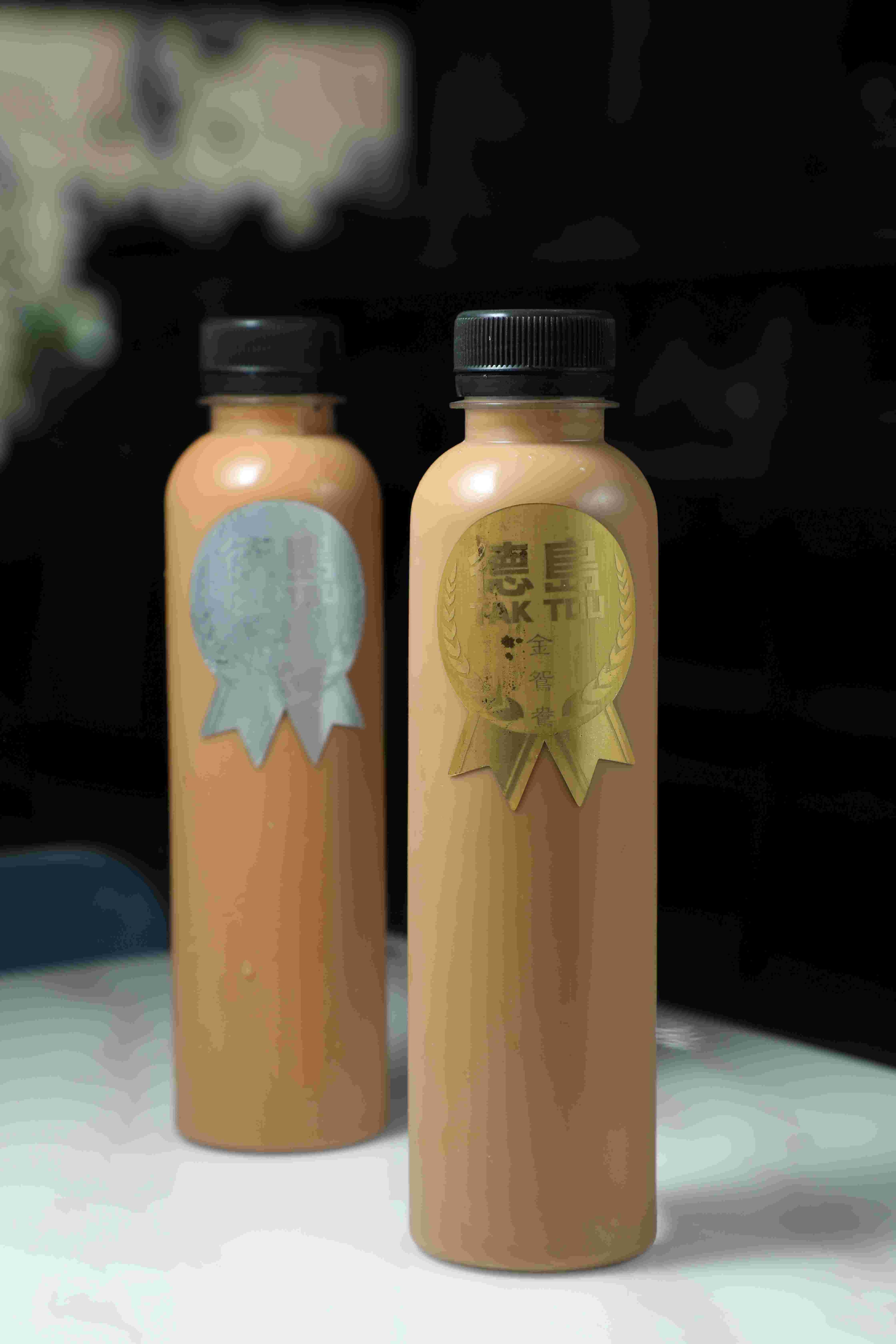 未經冰塊稀釋的樽裝「凍冠軍奶茶」與「凍金牌鴛鴦」，入口茶香更濃厚。（皆港幣30元／瓶，約NT$121）