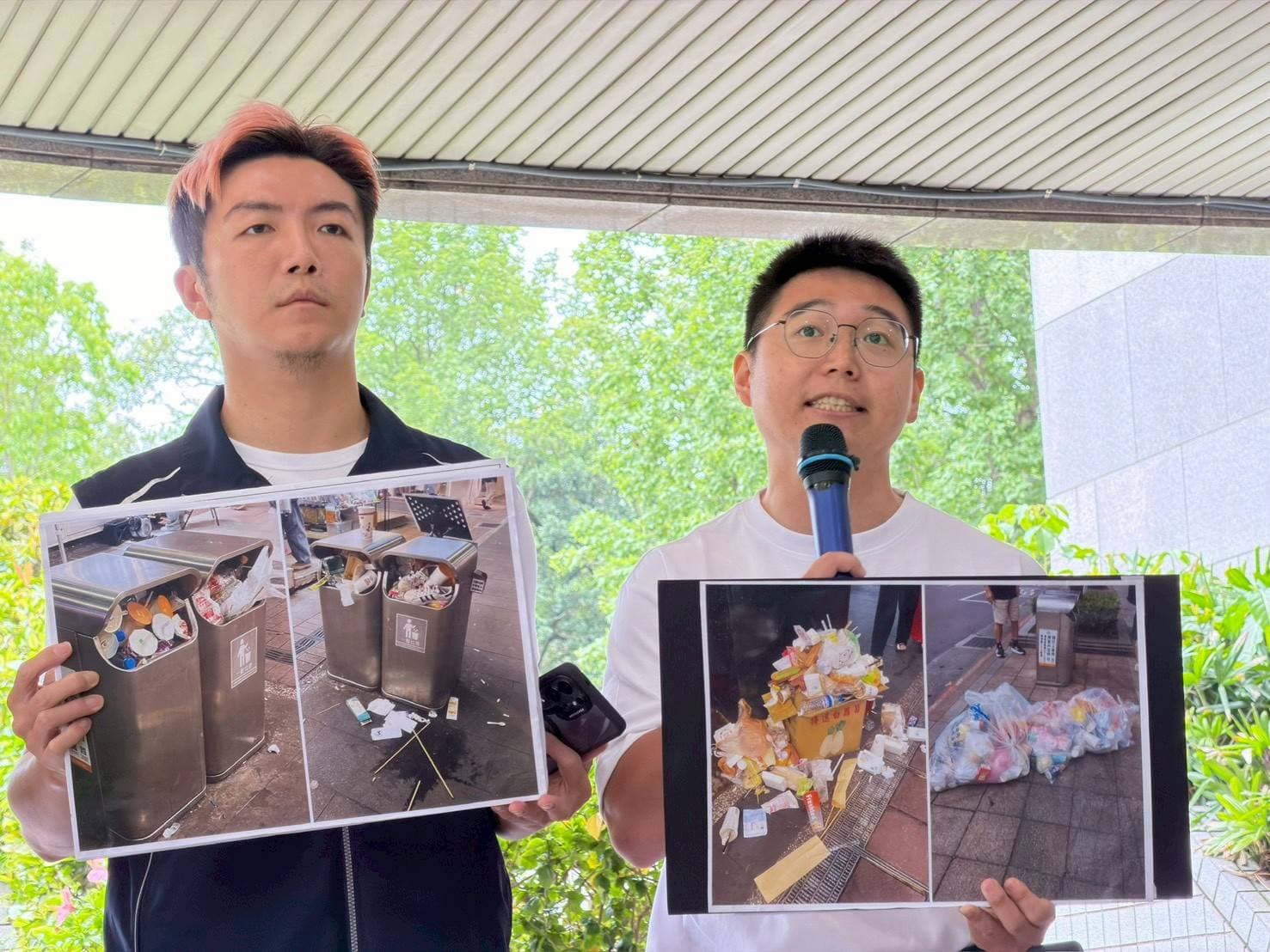 陳峙穎(左)與台灣綠黨擬參選人王振庭(右)在記者會上秀出路邊垃圾桶面臨的現況。(翻攝自台灣基進臉書)