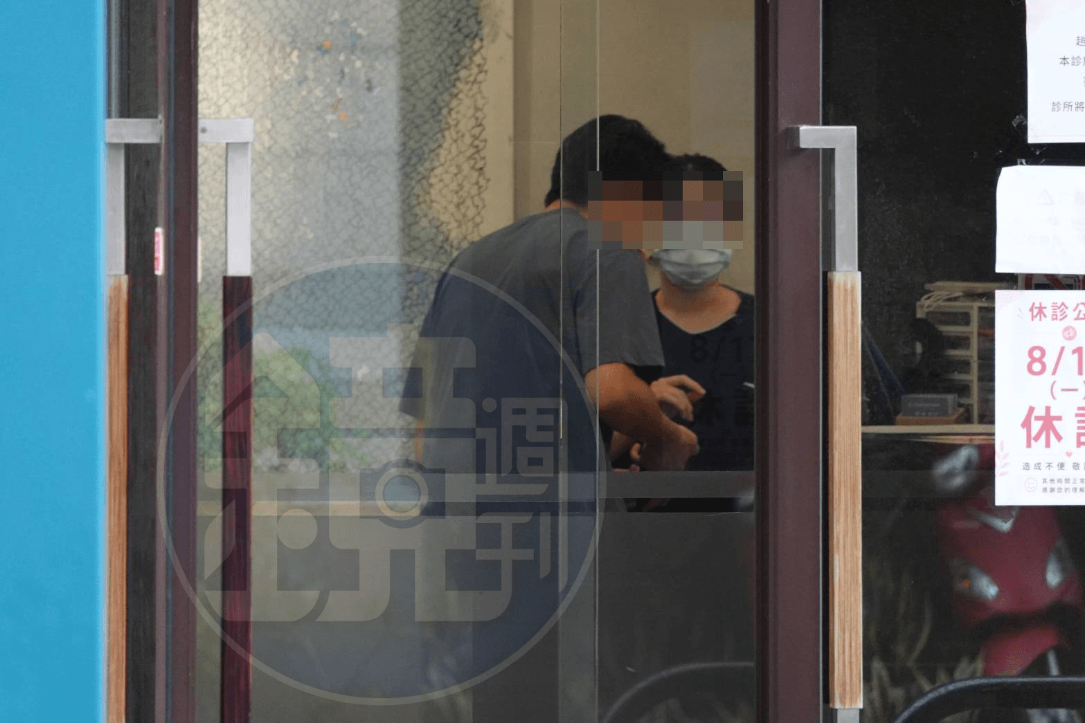 許芊芊的老公突然現身診所，而且面色相當凝重，過程中他與診所工作人員似乎在交辦一些事情。