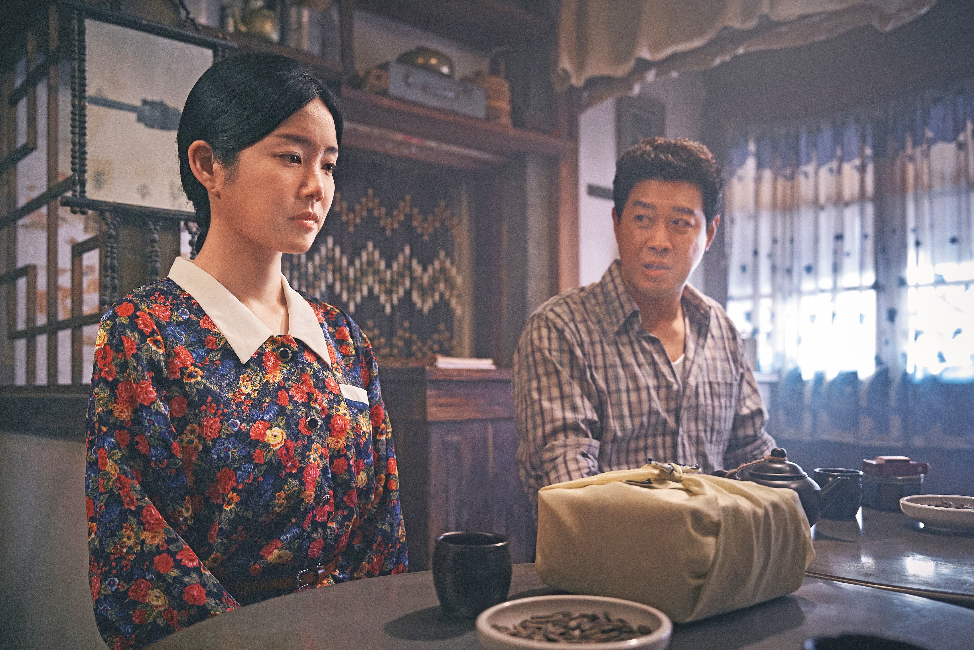 韓國演員李侑菲（左）與沈完俊（右）首次演出台灣作品，劇中韓國室內場景皆在台灣搭景完成。（公視台語台提供）