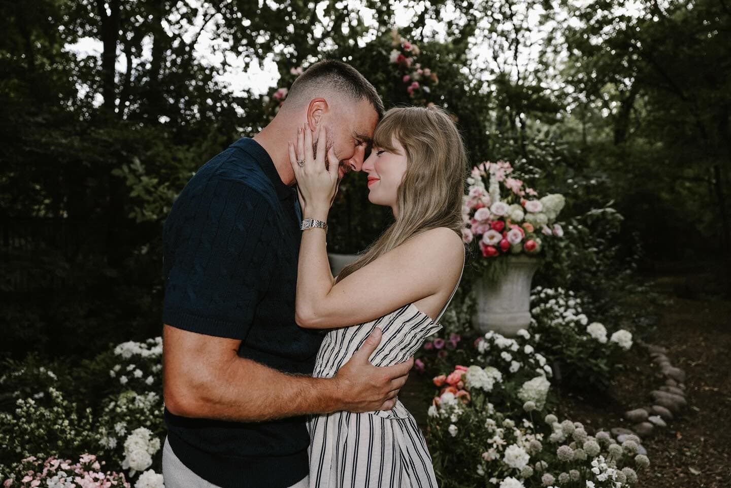 泰勒絲與崔維斯凱爾西日前在紐約步入禮堂,完成終身大事。(翻攝taylorswift IG)