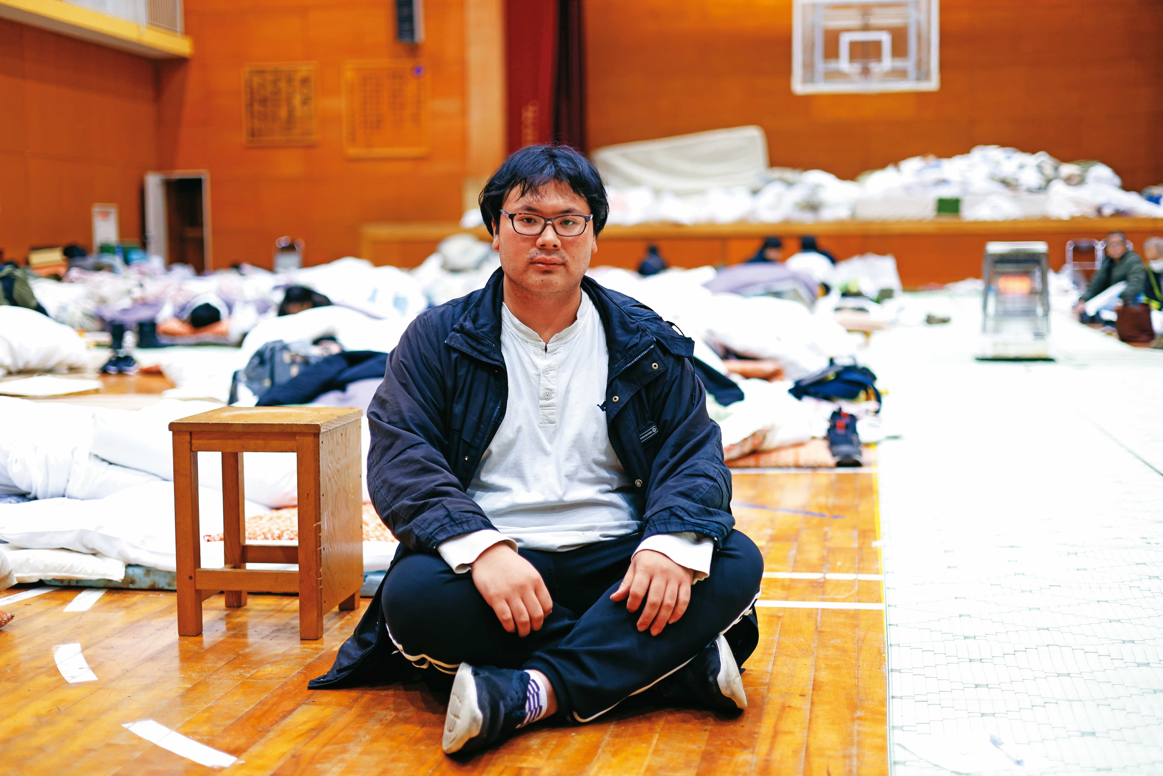 能登半島正值大寒,多胡正人所在的和倉小學避難所,因臨近溫泉旅館,收到許多民間捐助的棉被,民眾安靜地聚集在籃球館休息。