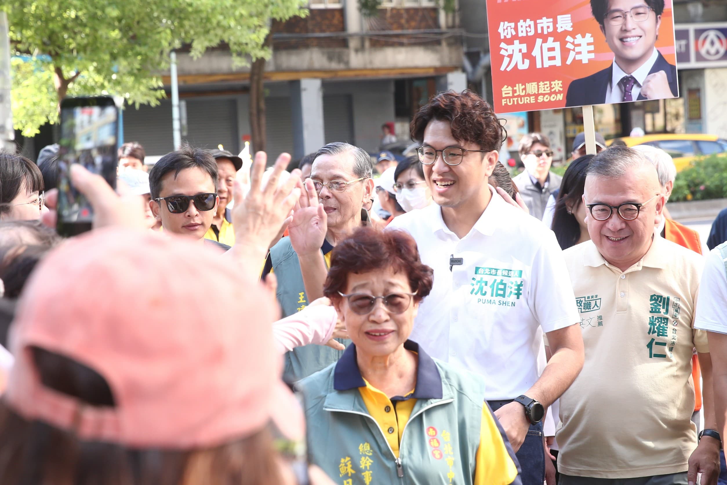 金峰魯肉飯老闆娘蘇月雲(前)公開祝福沈伯洋高票當選。(鏡報李鍾泉)