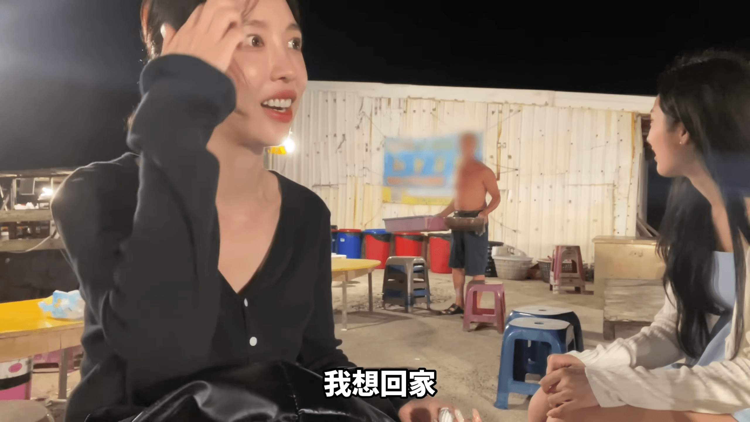 尹到怡被老闆態度嚇得喊「我想回家」。老闆言行也被網友批羞辱式對待,引爆社群撻伐潮。(翻攝自YouTube @ 윤도이 尹到怡 DOILY LIFE)