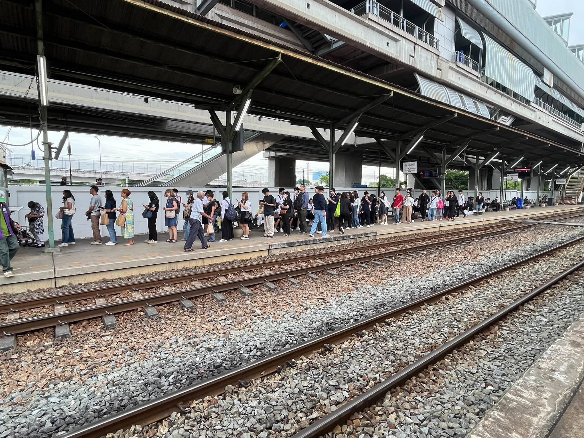 這項故障直接造成全線暫時僅能靠單一列車維持基本服務，發車間隔更是被迫拉長至約每1小時1班，各車站隨即積壓了大量等待搭車人潮。（翻攝自กรมการขนส่งทางราง กระทรวงคมนาคม臉書）