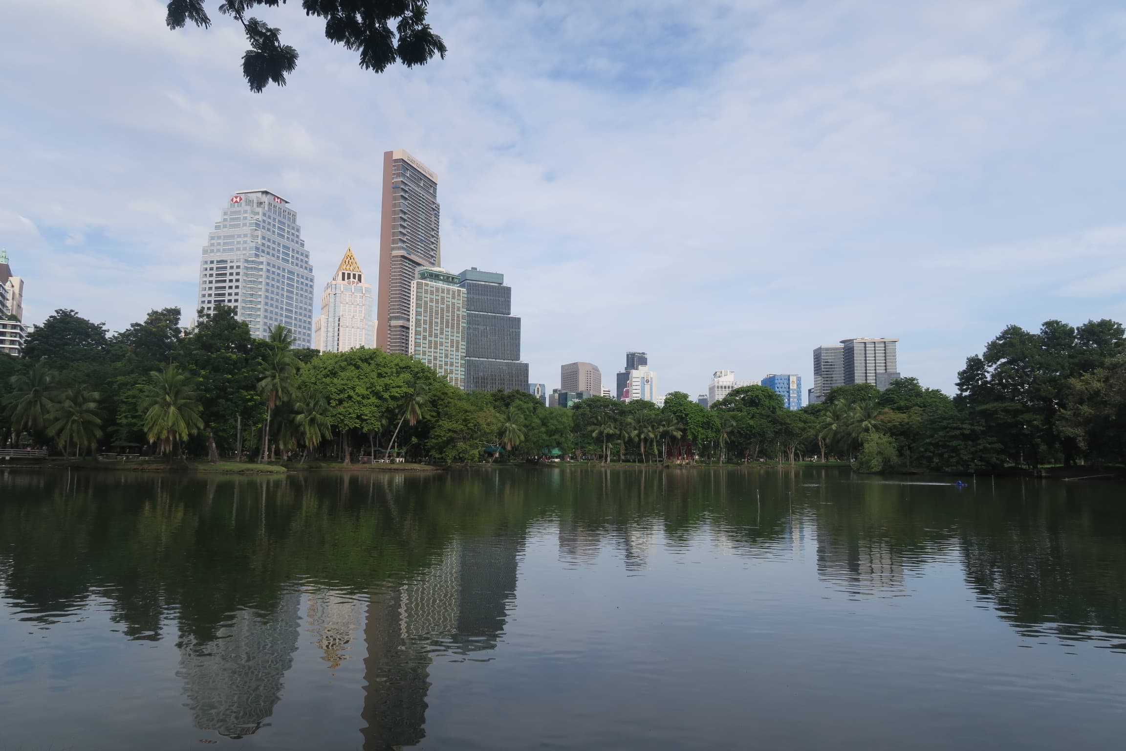 倫披尼公園中有一座巨大的人工湖。