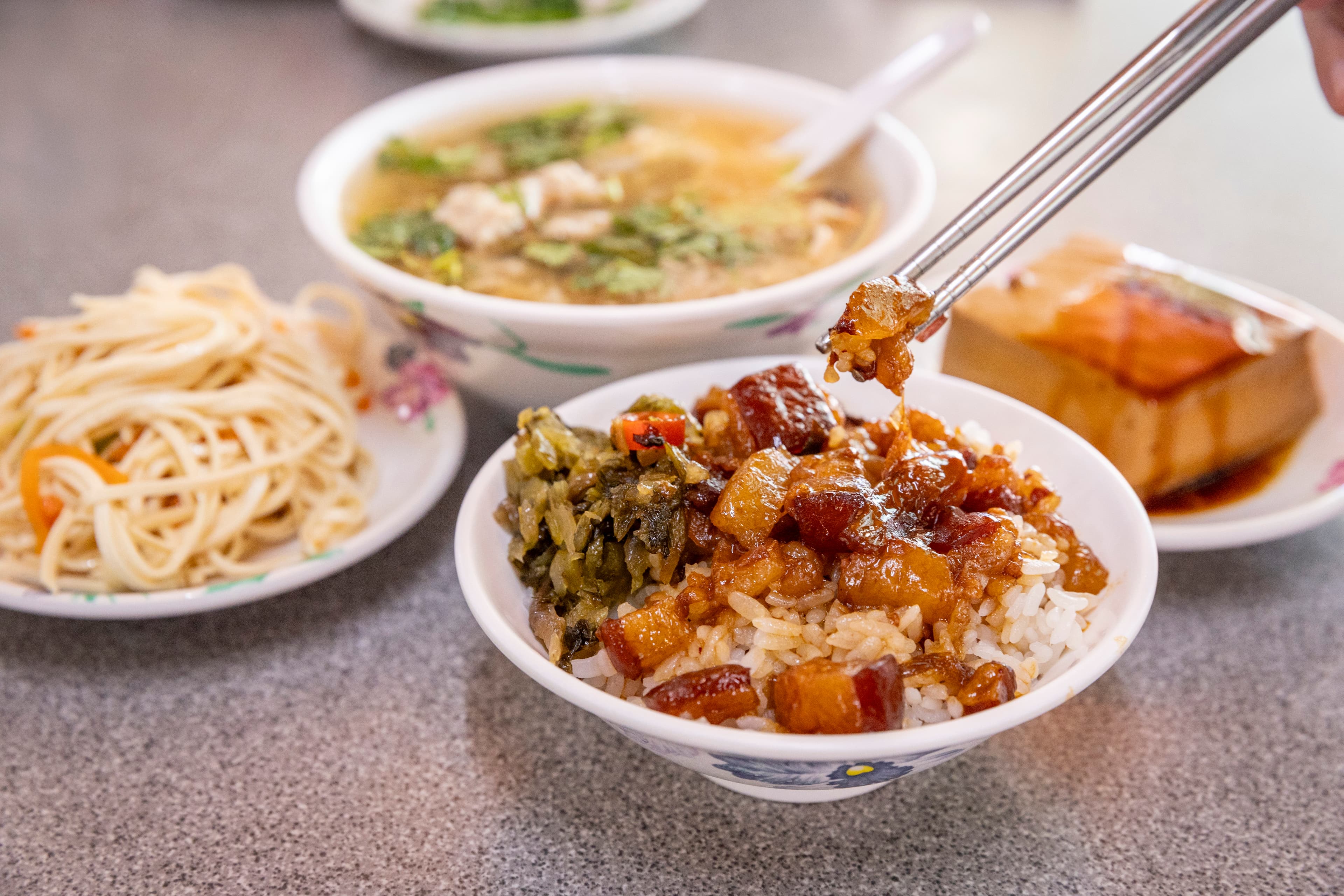 「香滿園」的滷肉飯清早上桌,搭配各式小菜,就是豐盛飽足的一餐。