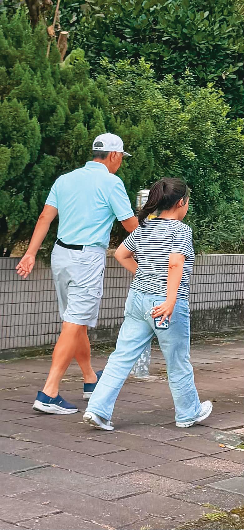 本刊日前收到讀者直擊的畫面，郭台銘（左）與一名看似助理的女子同行。（讀者提供）