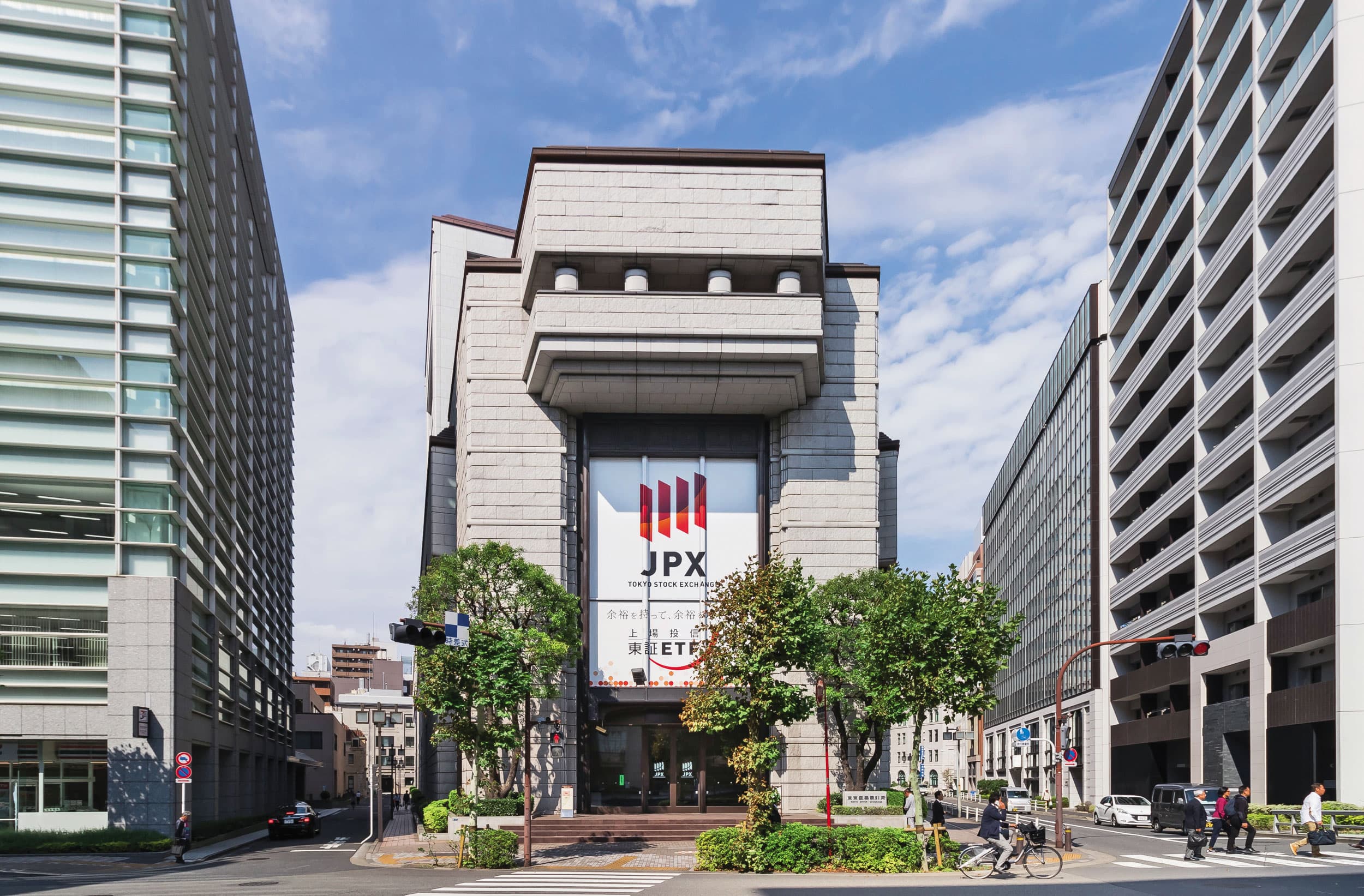 為擴大與國際市場接軌，彭金隆推動台灣與東京證券交易所（東證所）的ETF雙掛牌。（維基百科）