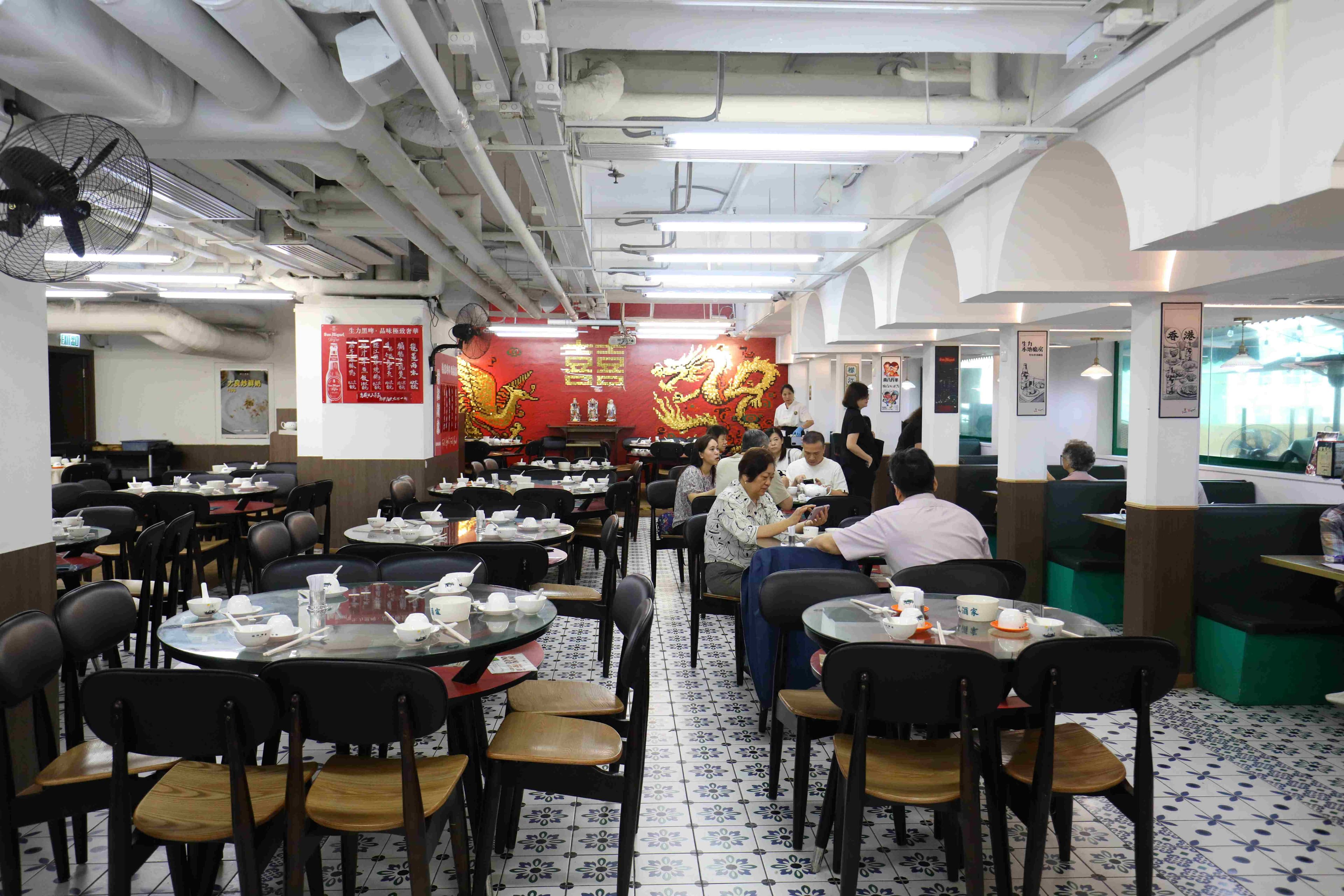 「襟江酒家」的裝潢裡藏了很多香港人才懂的小暗號,雙層桌、龍鳳禮堂、藍白花紋地磚,完全復原老式茶樓的氛圍。