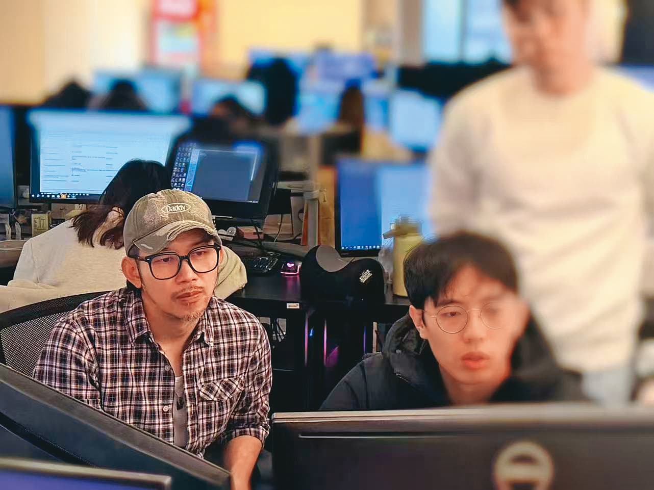 身兼編劇的導演游智皓(左)負責統合各部門與整體電影感的催化呈現。(深空天體提供)