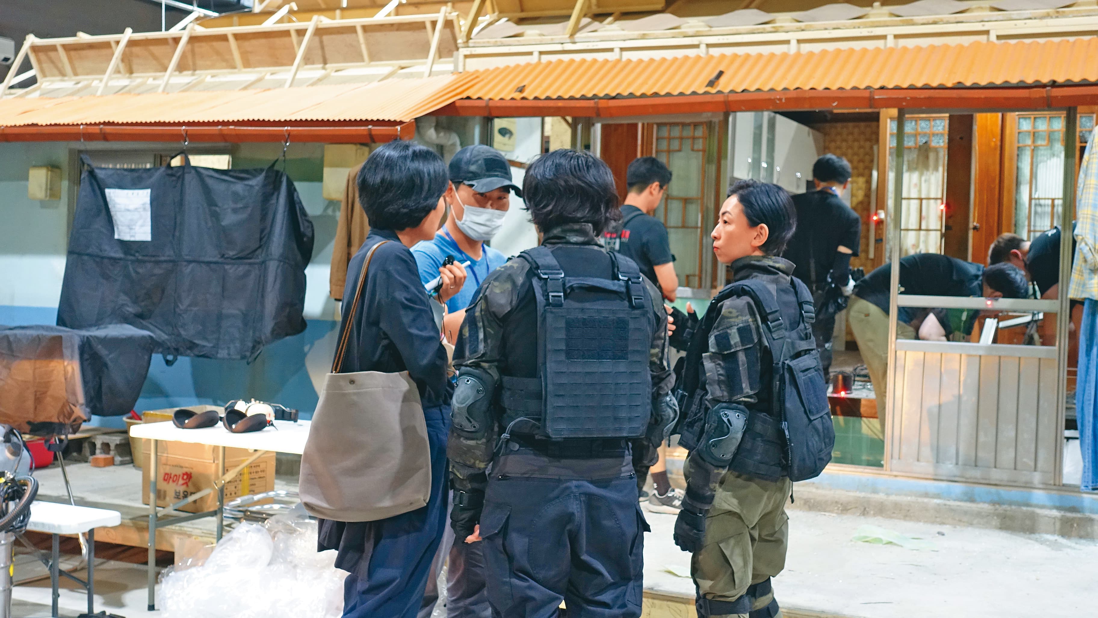 《殺人者購物中心2》女主角鄭智安的家實景位於韓國慶尚南道統營市，另在棚內等比搭建同樣的房子（圖），拍攝動作、爆破戲。（Disney+提供）