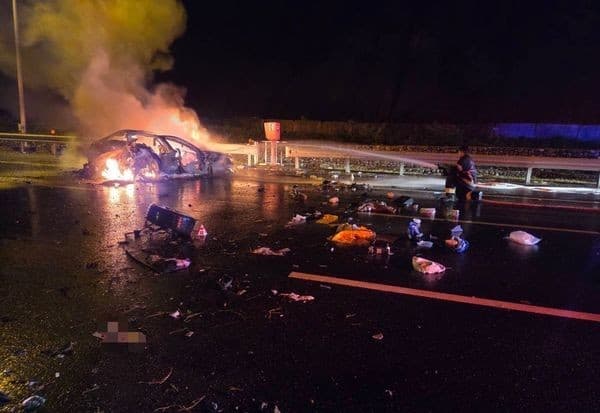 車輛起火猛烈，火光照亮隧道口。（翻攝畫面）