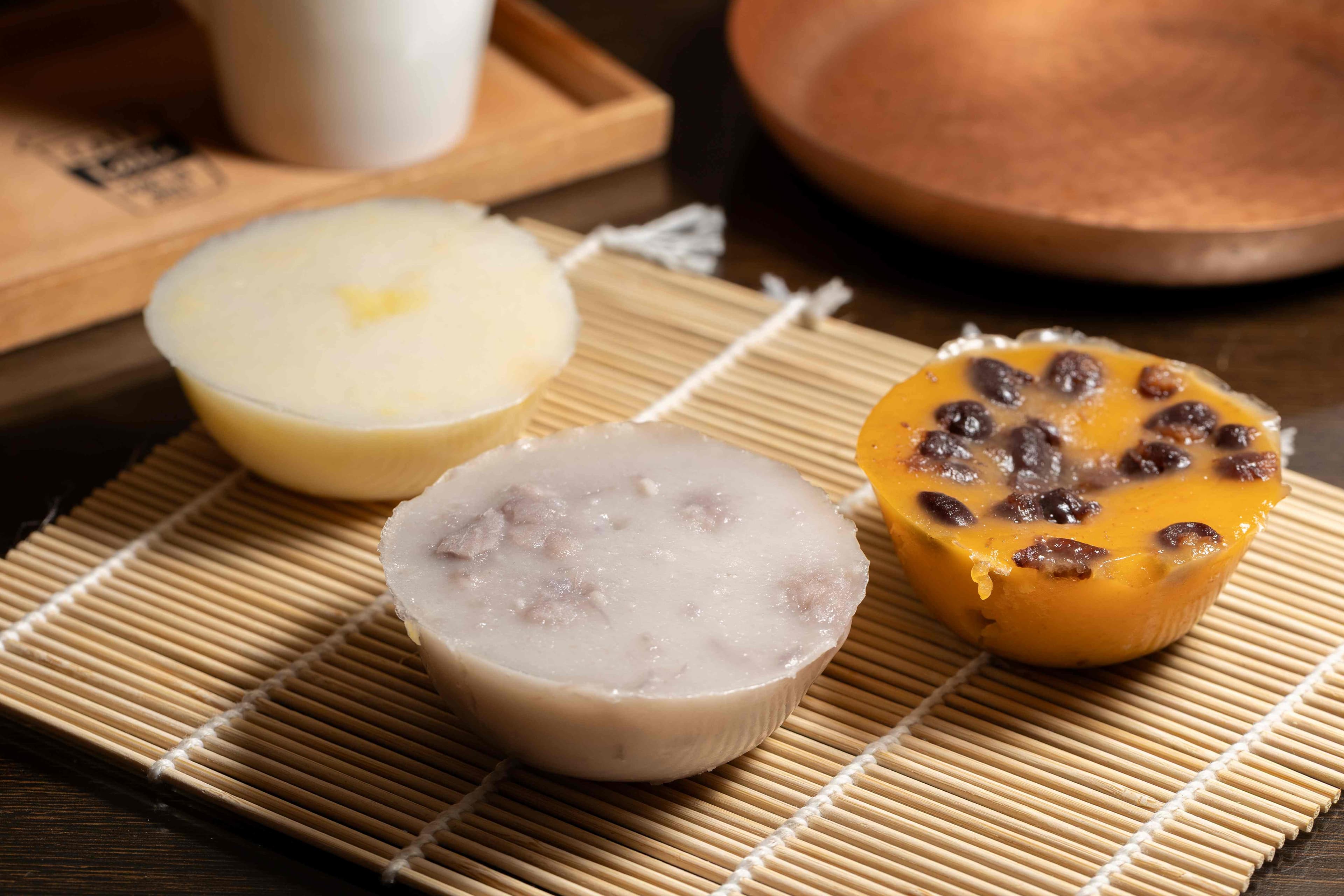 方太的砵仔糕口味眾多，可粗分為傳統與新派兩種，最受歡迎的口味是「傳統紅糖紅豆」（右，港幣8元／個，約NT$32）、「椰汁芋頭」（中，港幣10元／個，約NT$40）、「椰汁綠豆」（左，港幣8元／個，約NT$32）。