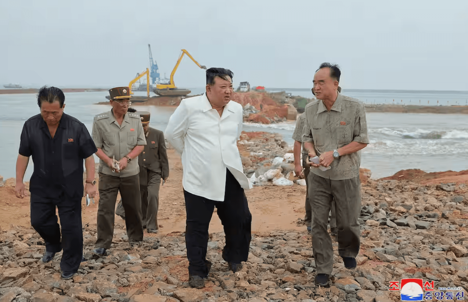 2023年卡努颱風重創北韓，金正恩相當不滿官員防颱。（朝中社）