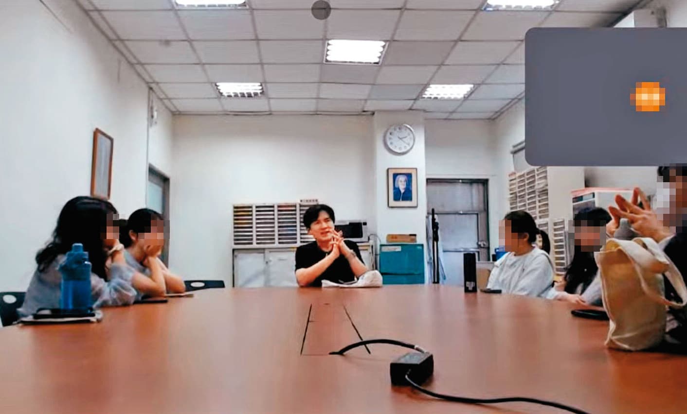 陳冠宇（中）為了讓學生同意在開學後中途換老師，找學生溝通，但被嗆影響受教權。（讀者提供）