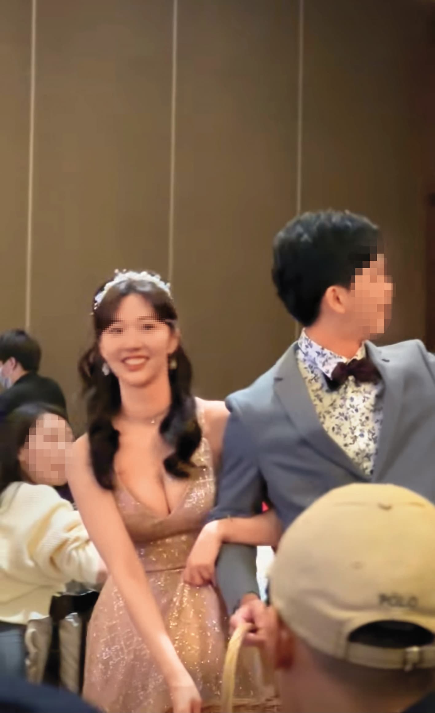 許芊芊（左）2024年4月結婚，婚宴逐桌敬酒時穿著的禮服，展現她姣好身材。（翻攝網路）