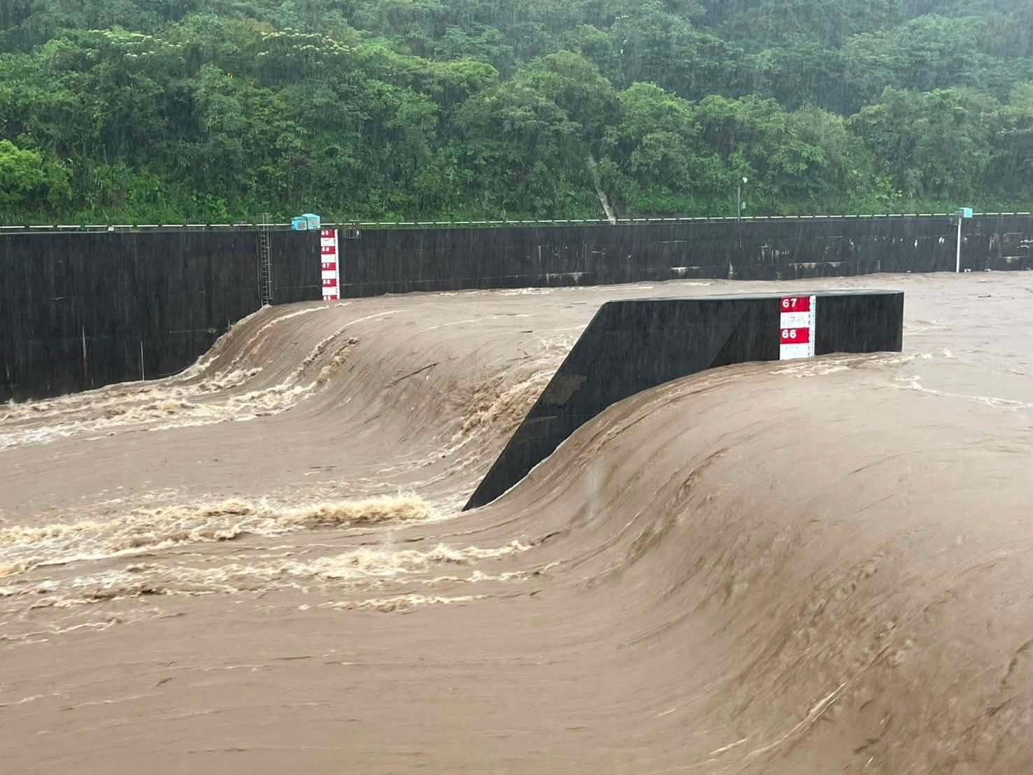 11時10分水位升至63公分，洪水經分洪堰流入分洪隧道，開始分洪，為今年第2次分洪，也是自2004年啟用以來第67次分洪。（第十河川分署提供）