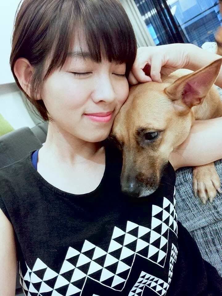 米可白今天凌晨突然曬出跟愛犬錢錢的合照,並感性告白「媽媽愛妳」。(翻攝自米可白臉書)