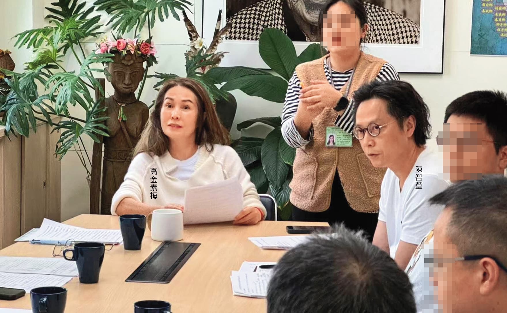 高金素梅（左）前辦公室主任陳智葟（右）投資弟弟陳耀訓的麵包店，每年分紅逾百萬元，竟涉發展共諜組織遭收押。（翻攝高金素梅臉書）