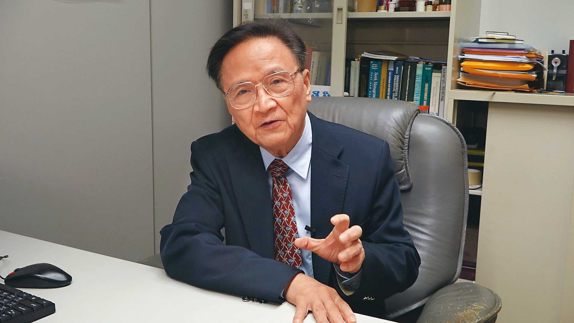 政大金融系教授殷乃平認為，營建成本大漲，導致房市陷入「價難跌、量難增」的僵局。（蔡宗儒攝）