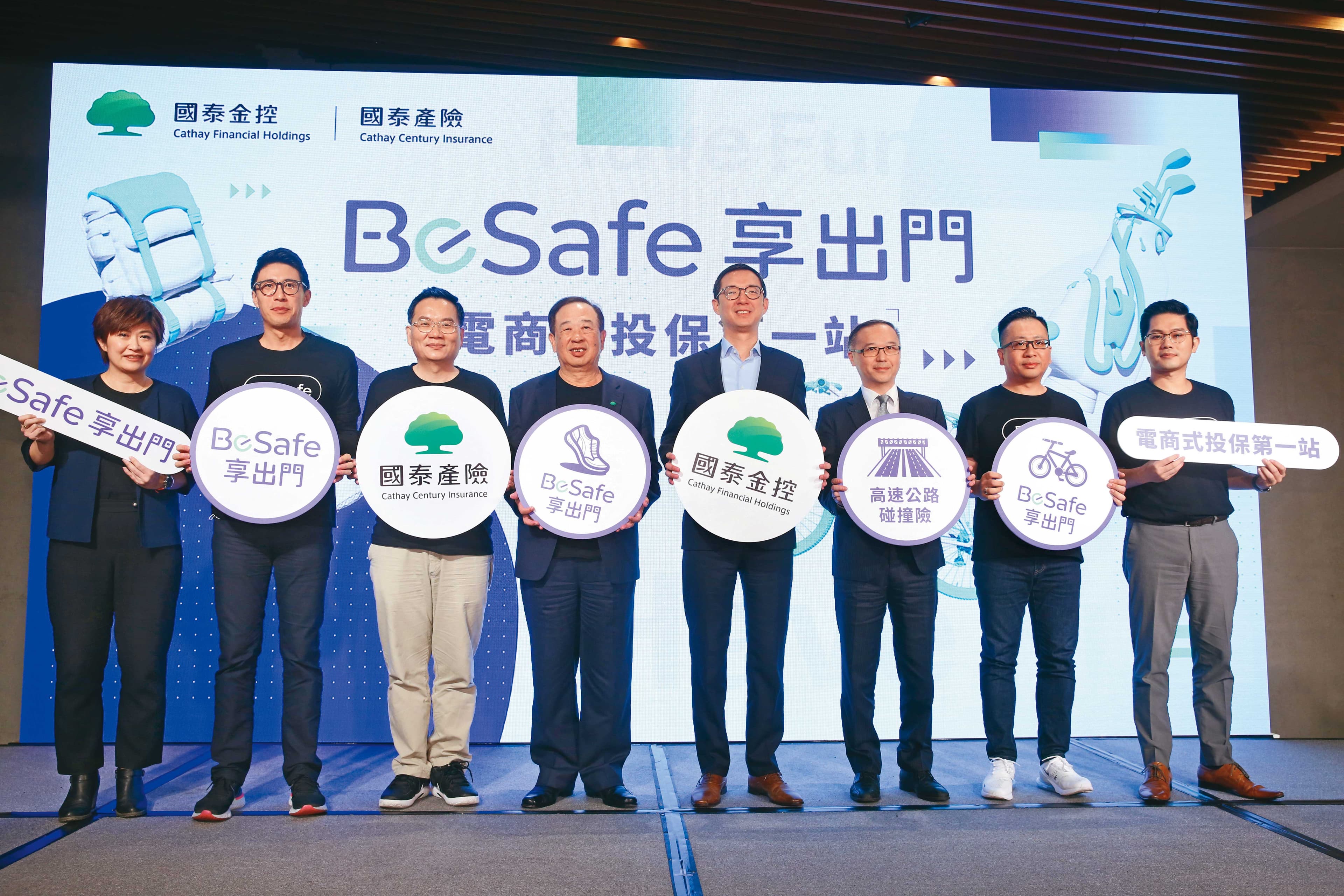 近年來，蔡宗翰（右四）專注於集團數位轉型、金融科技和資產管理等事務。