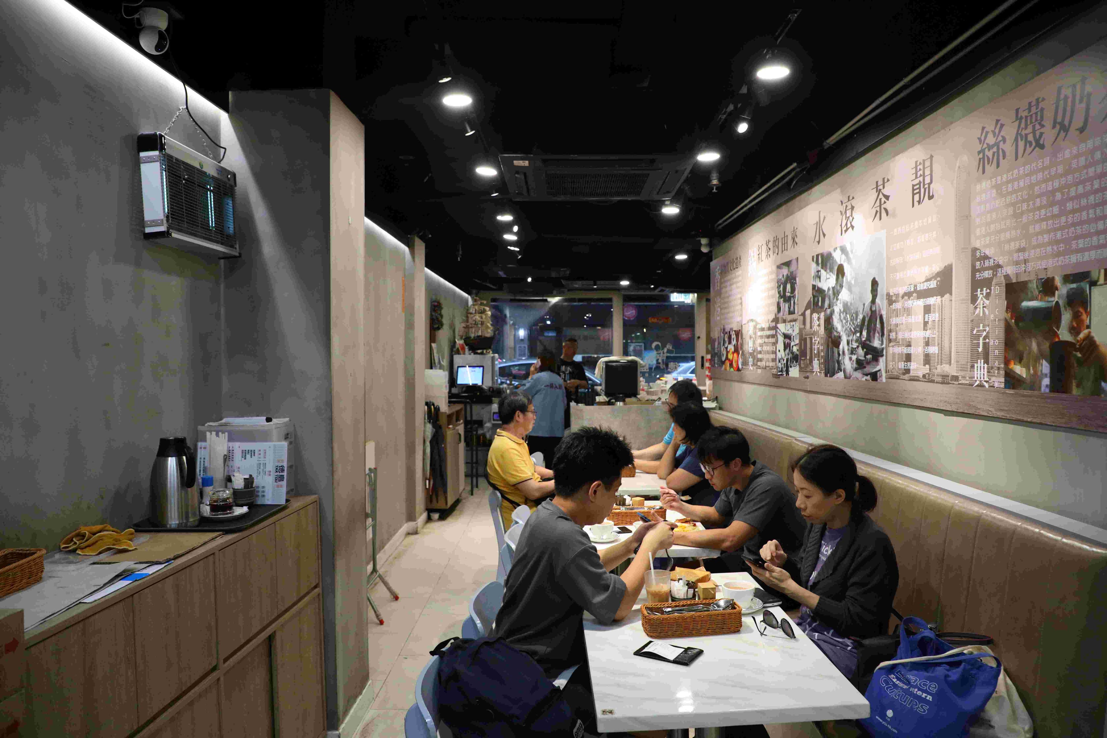 下午三點三點心時間到茶餐廳嘆一份菠蘿油，是很多香港人會做的事。